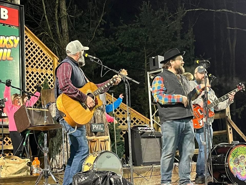 El Día de la Marmota (Groundhog Day) se ha celebrado el 2 de febrero de cada año desde 1887 en Punxsutawney, Pensilvania. Miles de personas se han reunido para que una marmota, de nombre “Punxsutawney Phil”, anuncie cuándo llegará el fin del invierno.