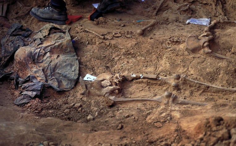 El 28 de junio de 1997 encontraron la fosa común de guerrilleros; entre los restos, uno de los cuerpos no tenía las manos