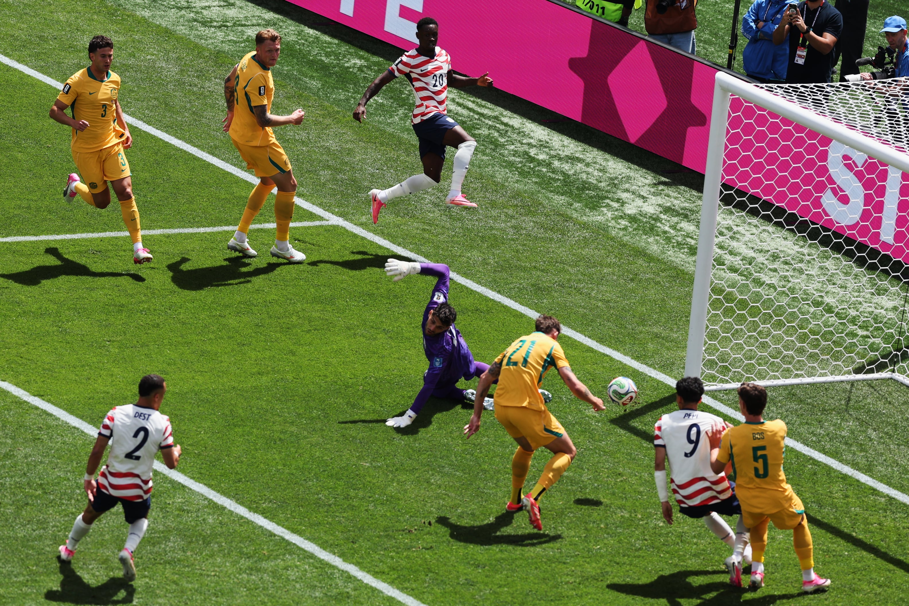 El australiano Cameron Burgess (21) anota un autogol en el partido contra Estados Unidos en el Grupo D del Mundial, el viernes 19 de junio de 2026, en Seattle. (AP Foto/Maddy Grassy)