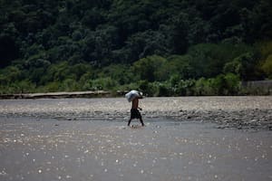 Con la tragedia al acecho a cada paso, los bagayeros se lanzan al río