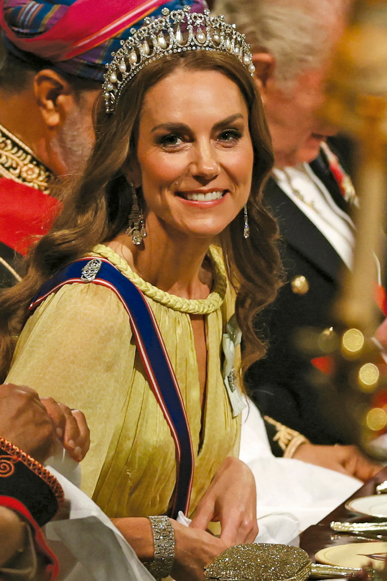 La tiara Cambridge Lover’s Knot que lució Kate tiene diecinueve arcos de diamantes, con nudos en forma de lazo de los que cuelgan diecinueve perlas. Era la favorita de su suegra Lady Di