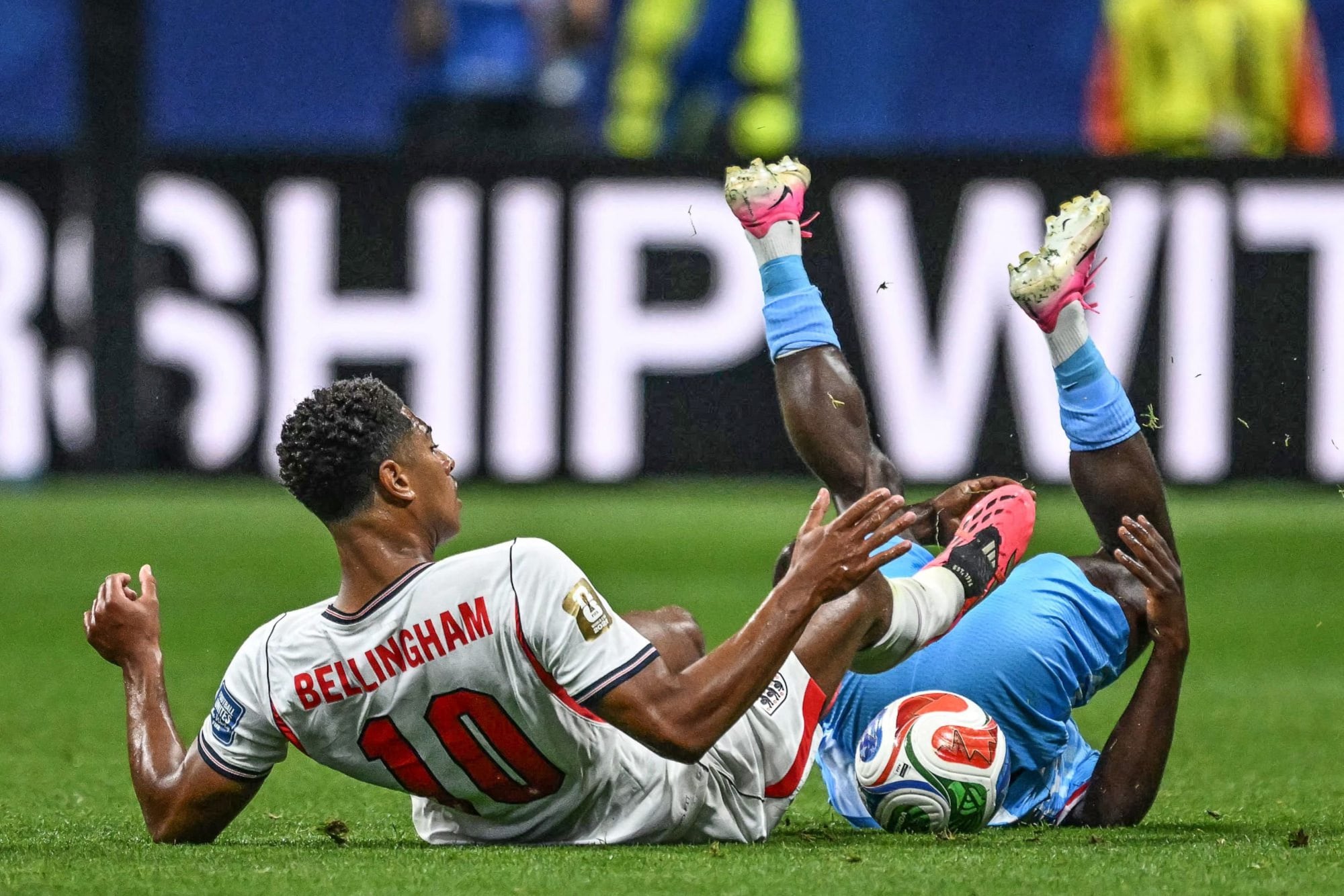 RD Congo fue un duro rival para Inglaterra como muestra la imagen entre Jude Bellingham (10) y Nathanael Mbuku