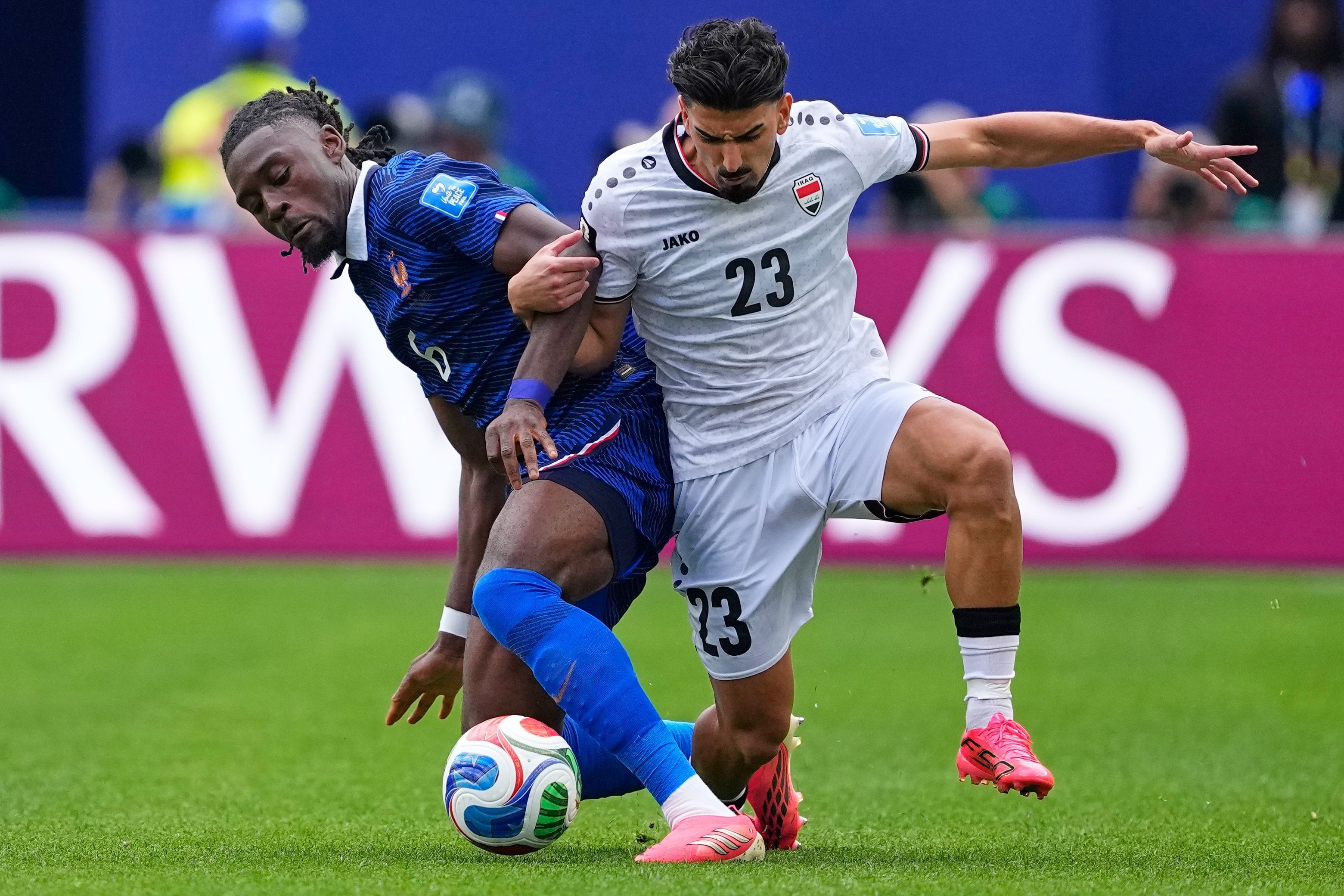 Manu Koné y su capacidad de recuperación del balón, ante el iraní Ramin Rezaeian (23), durante el partido del Grupo I de la Copa del Mundo, en Filadelfia, el lunes 22 de junio de 2026.