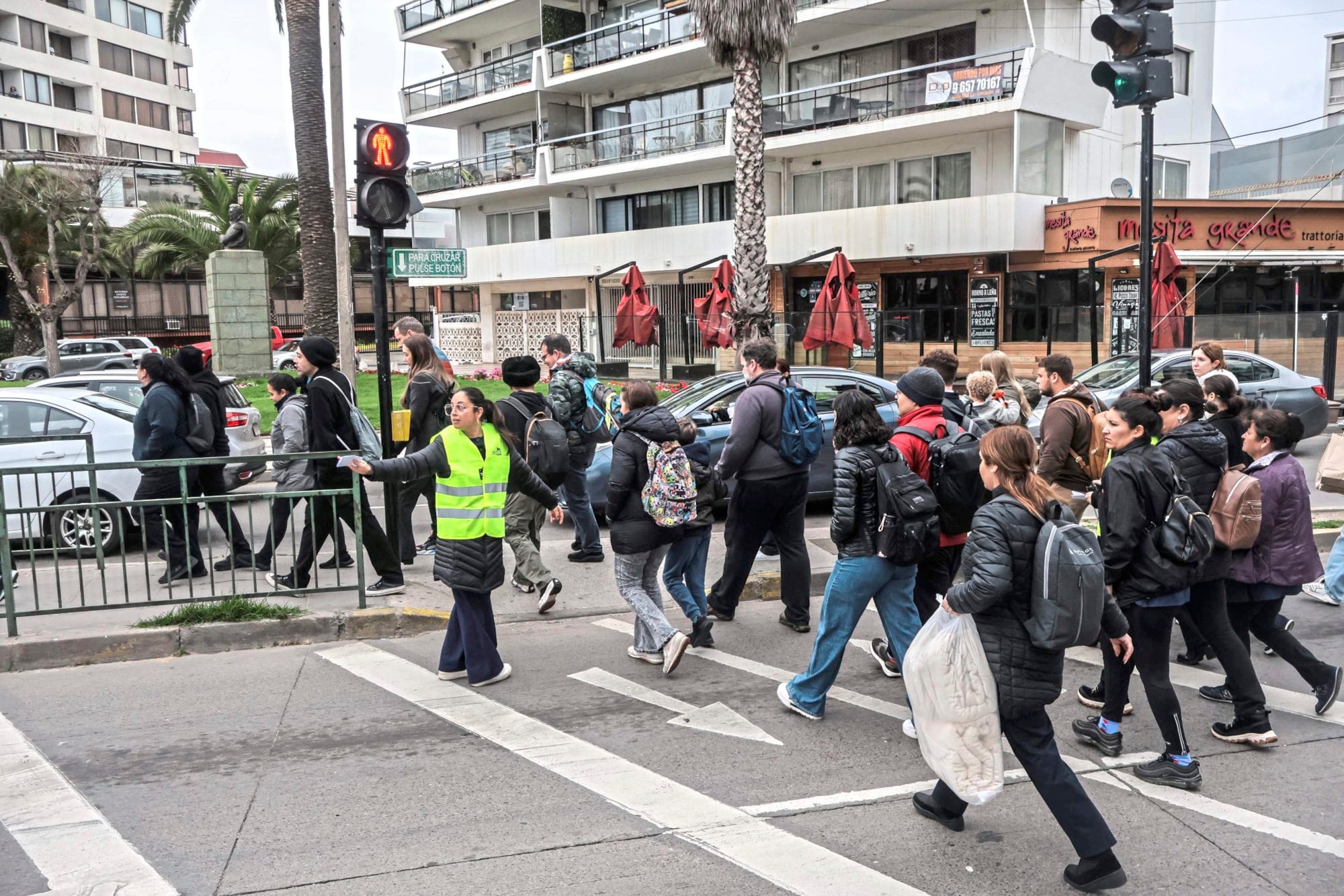Personas evacuan la zona costera debido a una alerta de tsunami en Viña del Mar, Chile, el 30 de julio de 2025. Chile advirtió el 29 de julio de 2025 sobre una