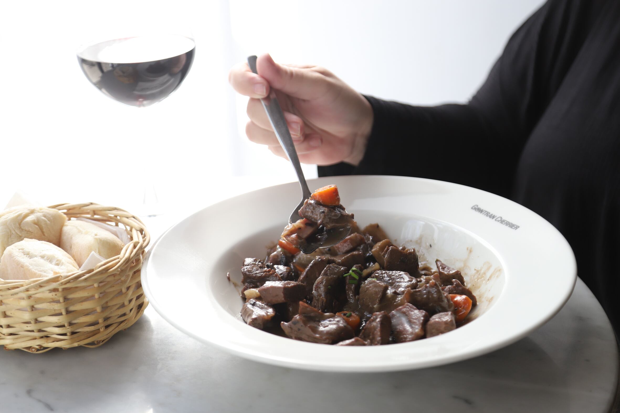 Bœuf bourguignon en Gontran Cherrier: combina carne de ternera, panceta ahumada, champiñones, vino Borgoña, cebolla y zanahoria.