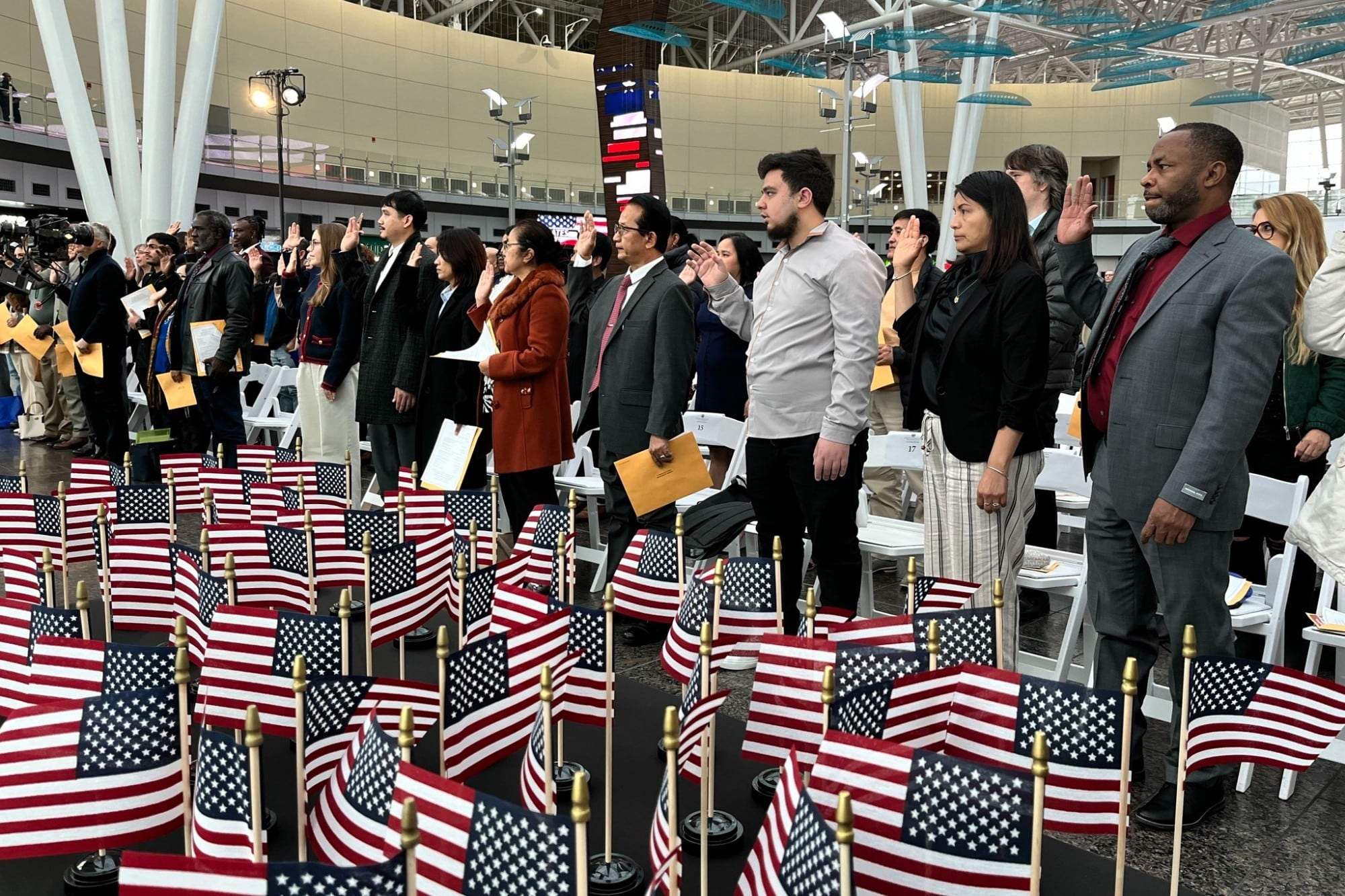 La naturalización es el proceso por el cual se otorga la ciudadanía estadounidense a un extranjero después que se determine su elegibilidad