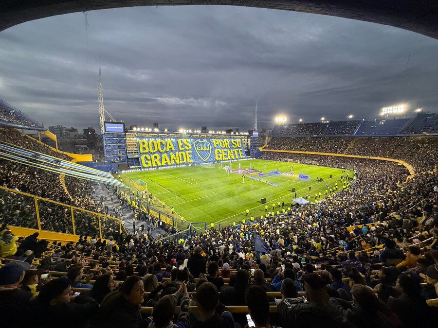 Jueves 18.30 horas, una imagen de la Bombonera como si fuera un partido para ver a Leandro Paredes
