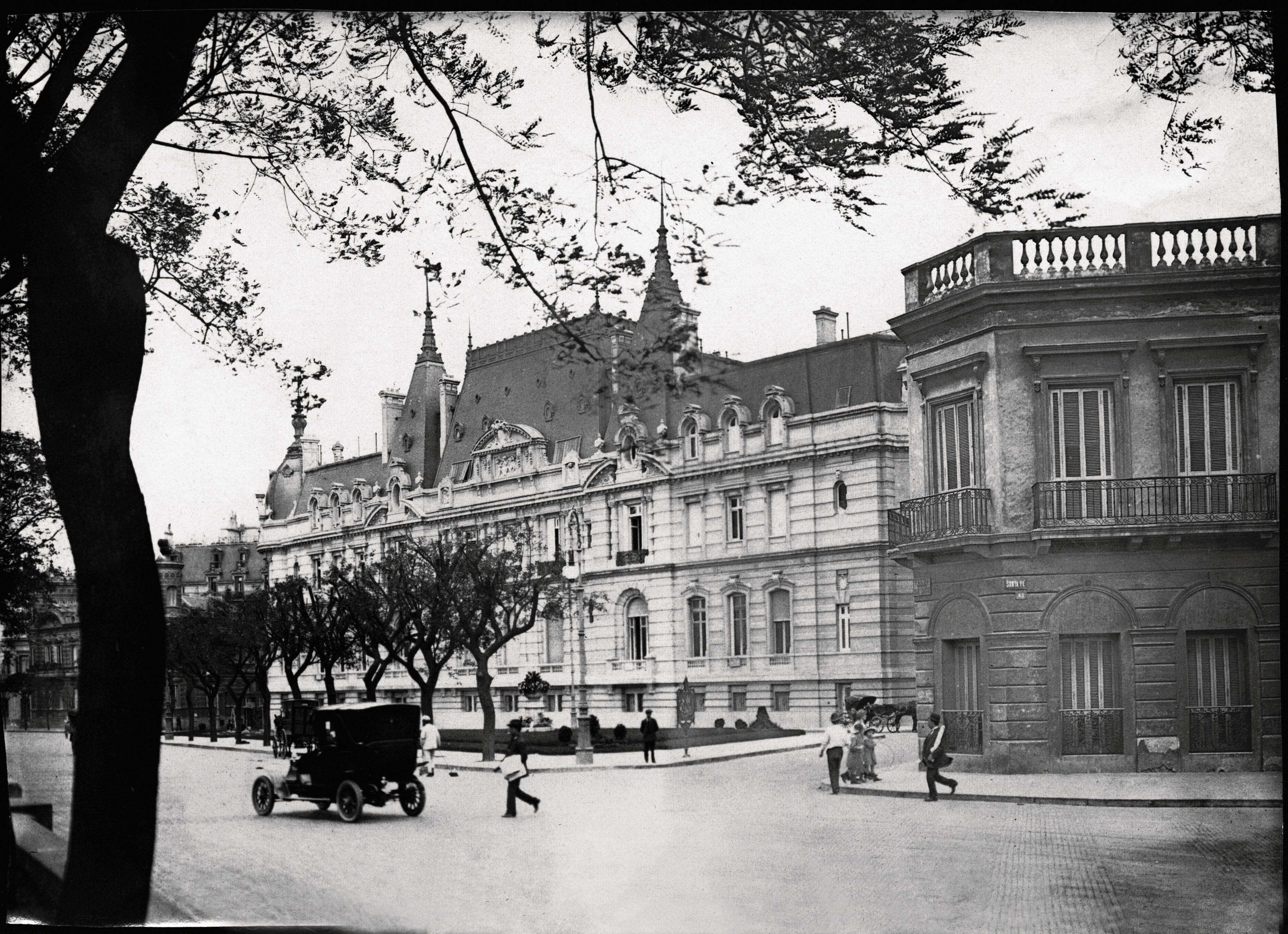 El Palacio Paz, frente a la Plaza San Martín, fue adquirido en 1938 por el Círculo Militar