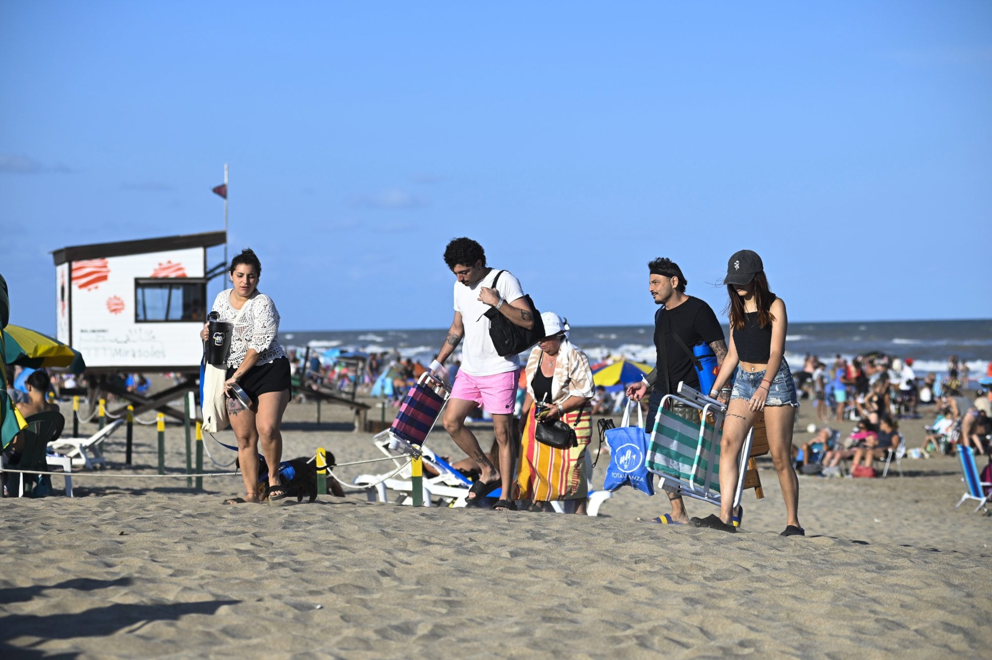 La gente disfruta de la playa hasta ultima hora en el final de la segunda quincena de enero y en pleno recambio turístico