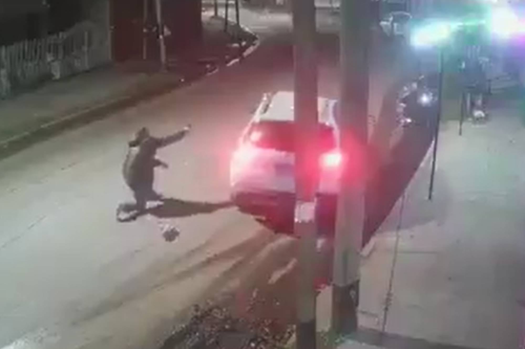 Video: un policía que trabaja como conductor de una aplicación disparó a ladrones que quisieron robarle 5 Intentaron robarle el auto cuando estacionaba frente a su casa en Florencio Varela: el policía se defendió a los tiros.