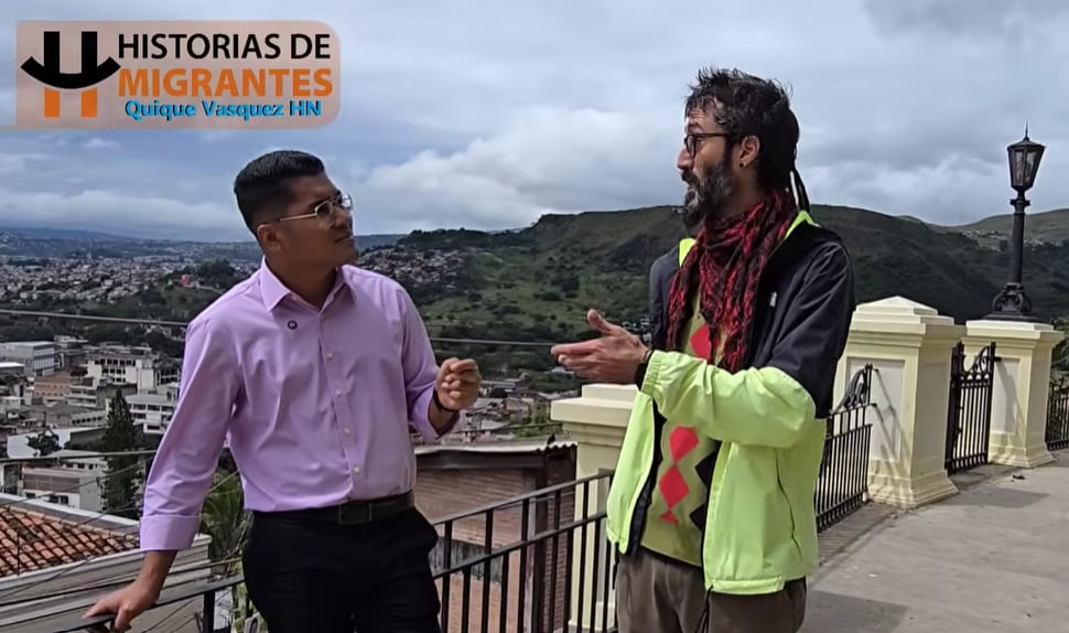 El periodista contó su experiencia de vida en una entrevista con el canal de YouTube Historias de Migrantes (Captura: YouTube / Historias de Migrantes)