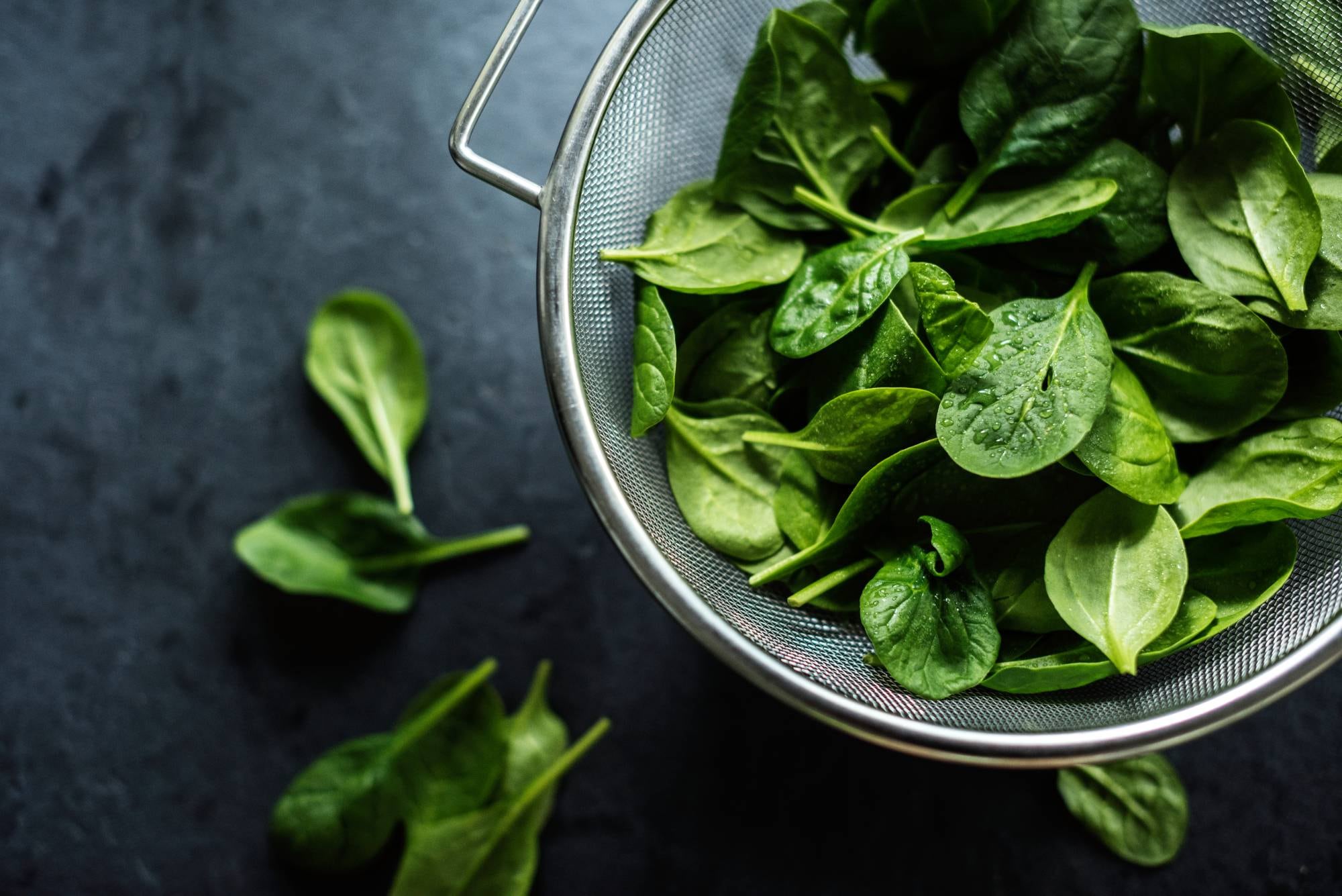 Las espinacas son unas de las verduras que la experta conseja consumir