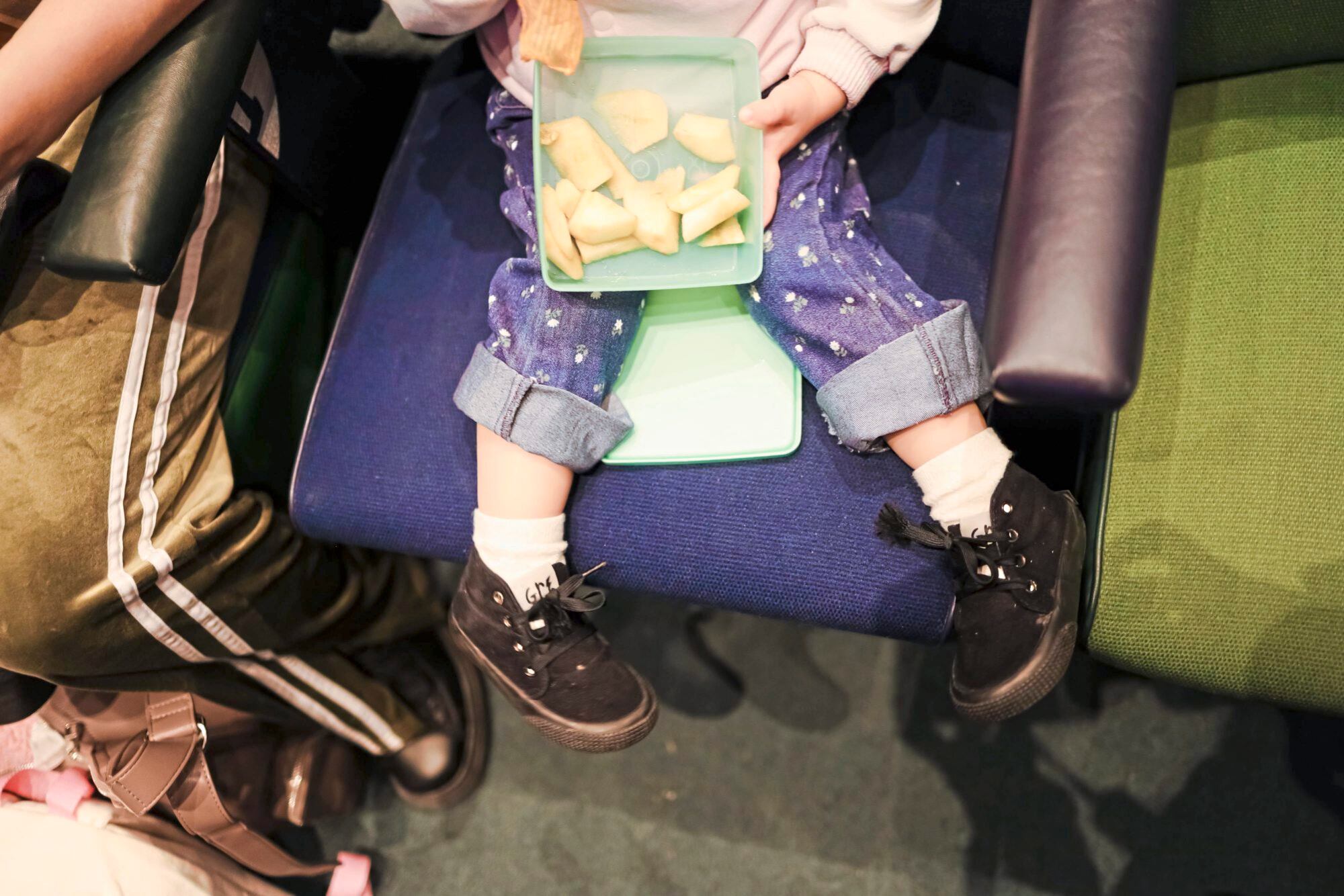 En un invierno que pide cuidar los bolsillos, los contenedores con comida saludable para todos a la salida del teatro son una constante por estos días en la calle Corrientes