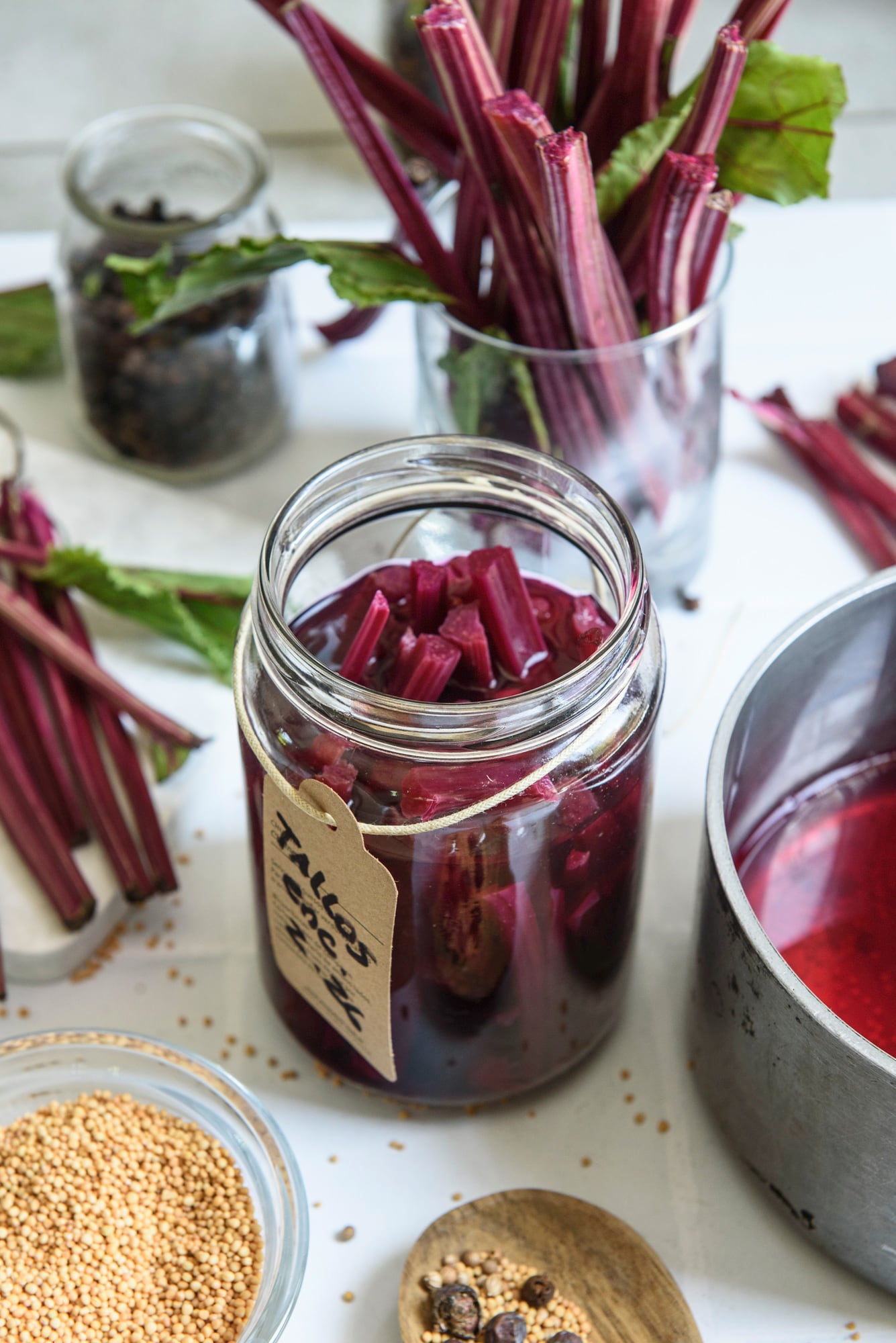Los tallos de remolacha o acelga pueden convertirse en pickles