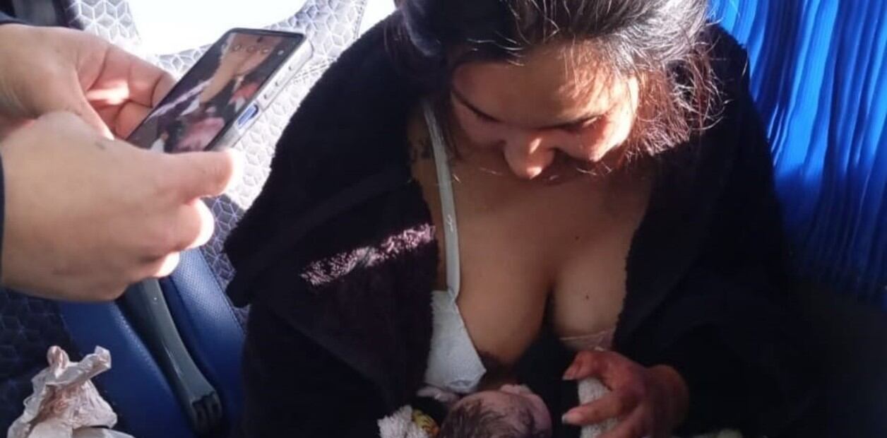 El bebé recién nacido en el ómnibus, junto a su madre.