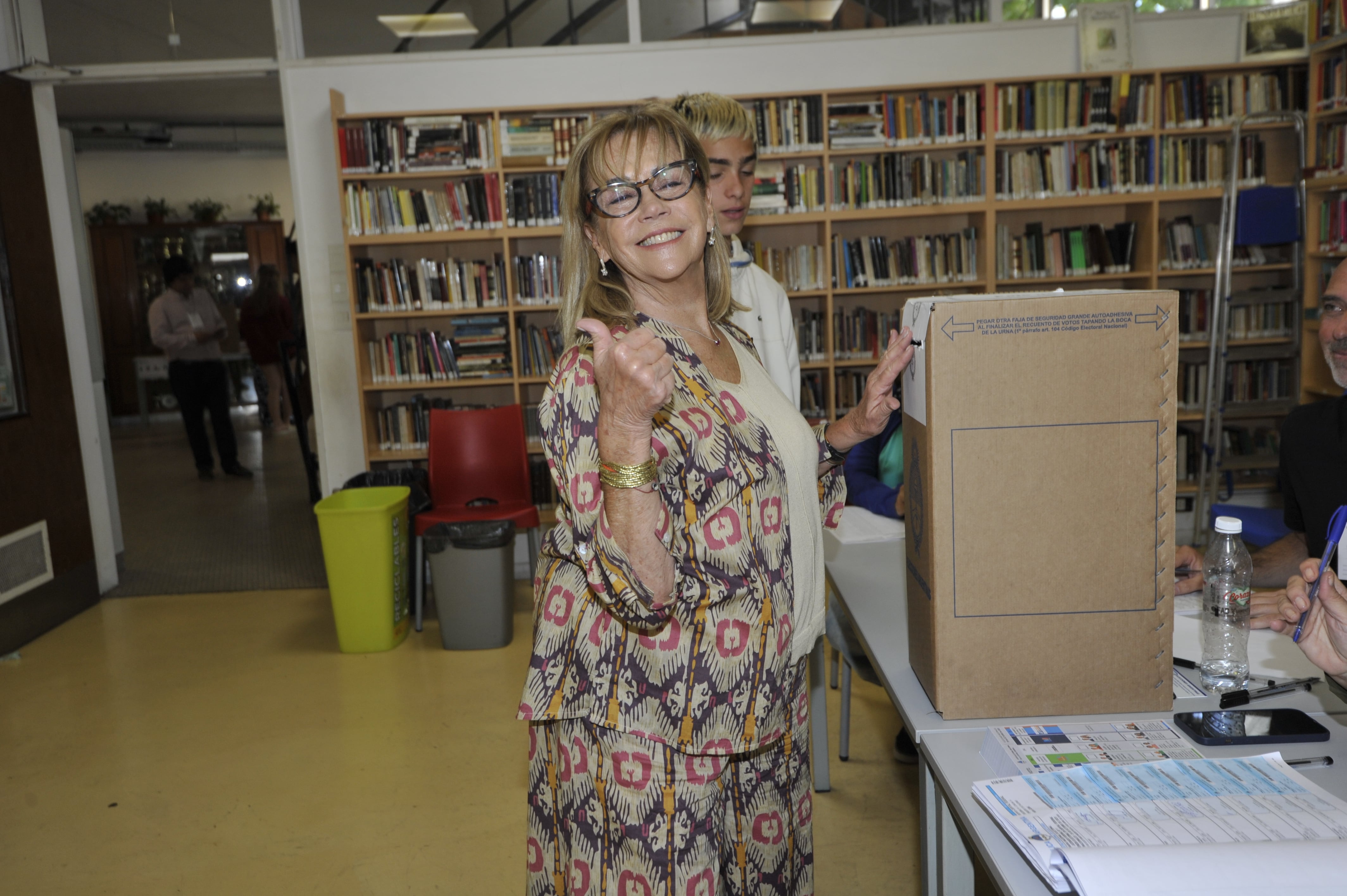 Marcela Tinayre en el colegio San Martin de Tours, de Palermo, en el momento de emitir su voto