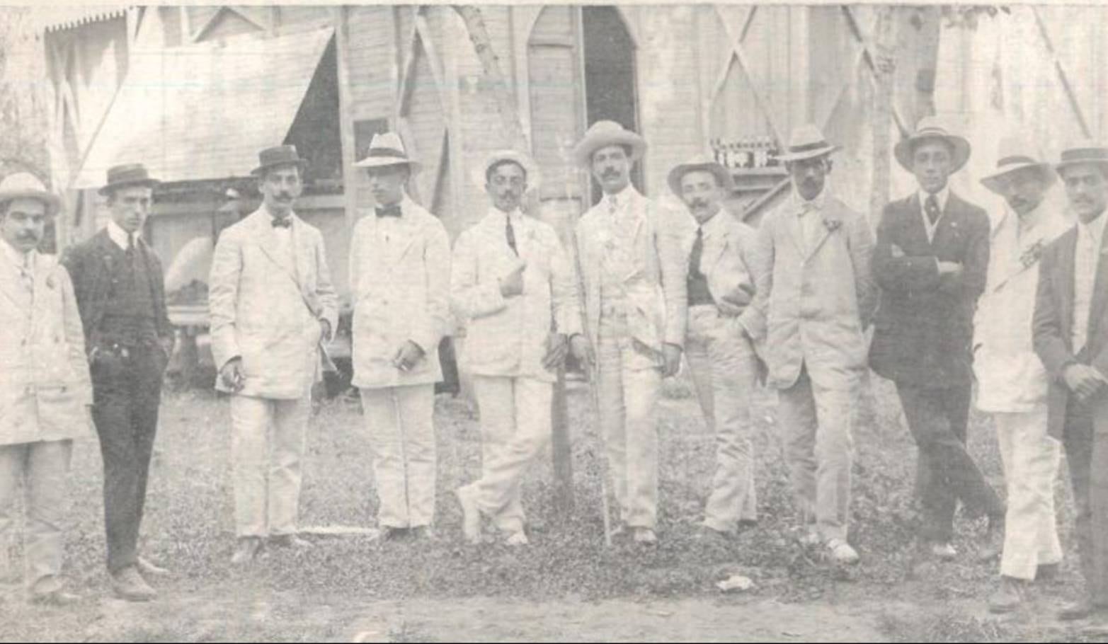 Un grupo de vecinos de la elite boquense crearon la Primera República de La Boca; en el centro, con las manos en los bolsillos, Roberto Hosking, el primer presidente