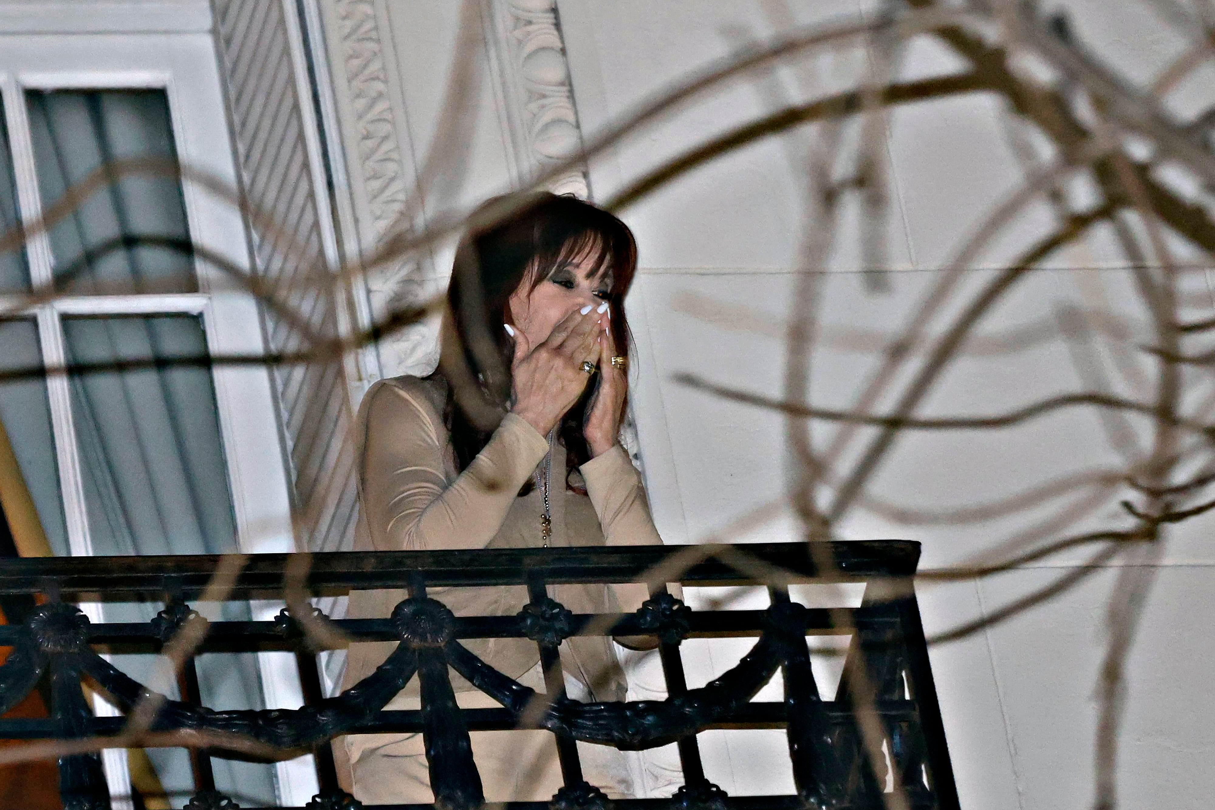Cristina Kirchner saluda al llegar a su casa en Constitución
