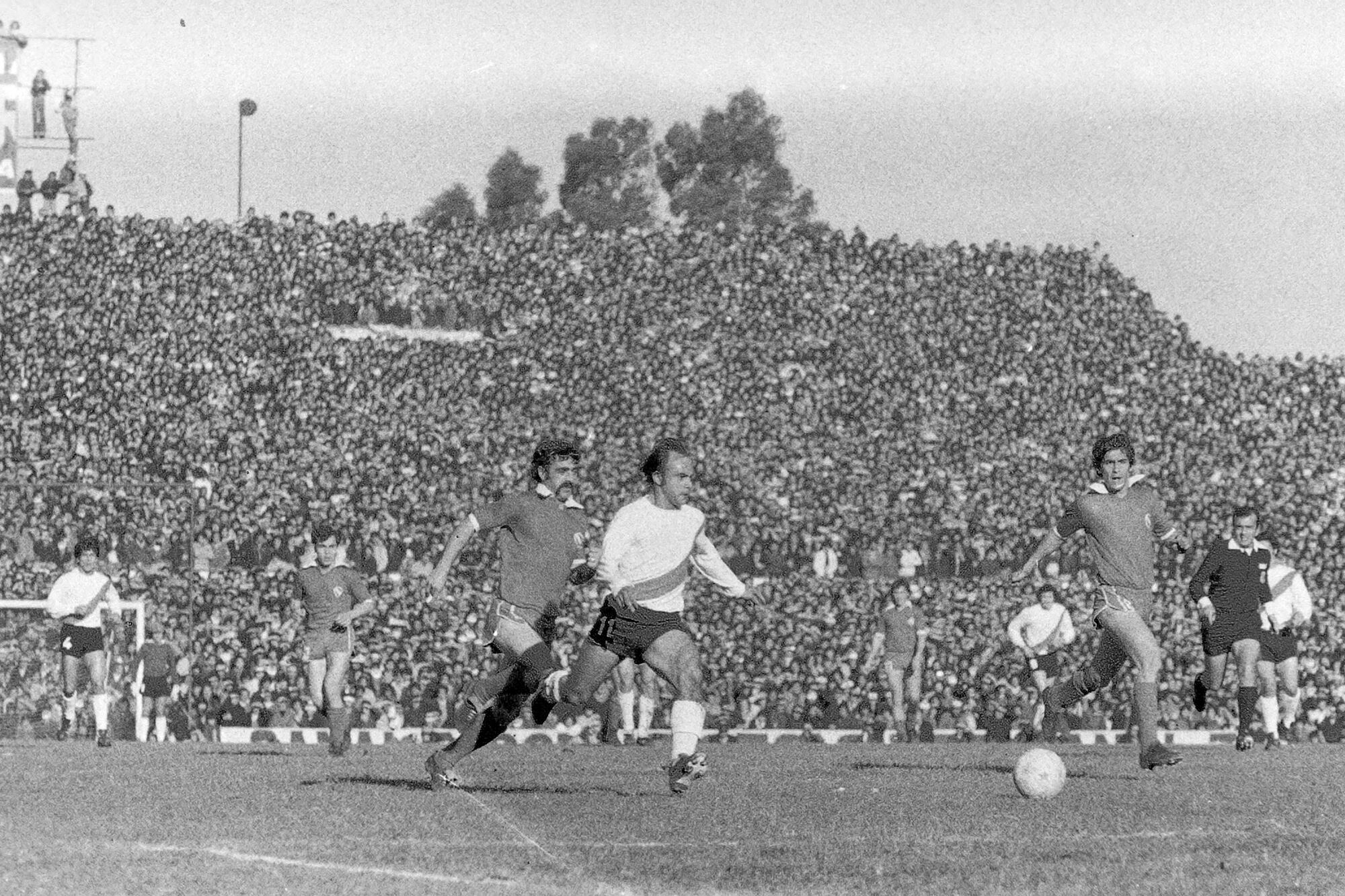 Oscar Más en un ataque de River, en un estadio de Independiente repleto, en el Metro 75