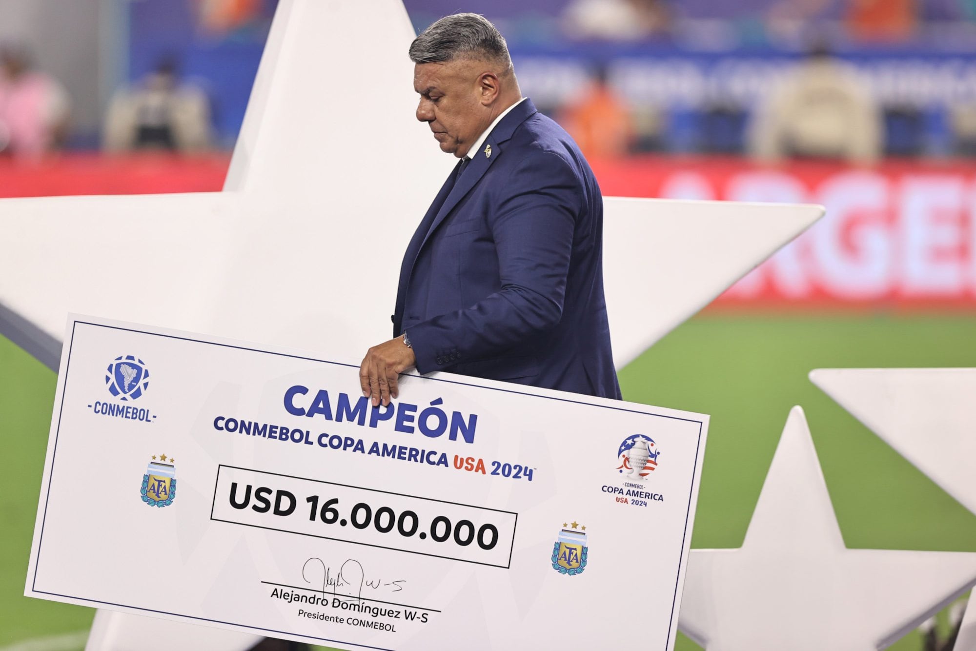 Chiqui Tapia con el cheque de la Copa América en 2024