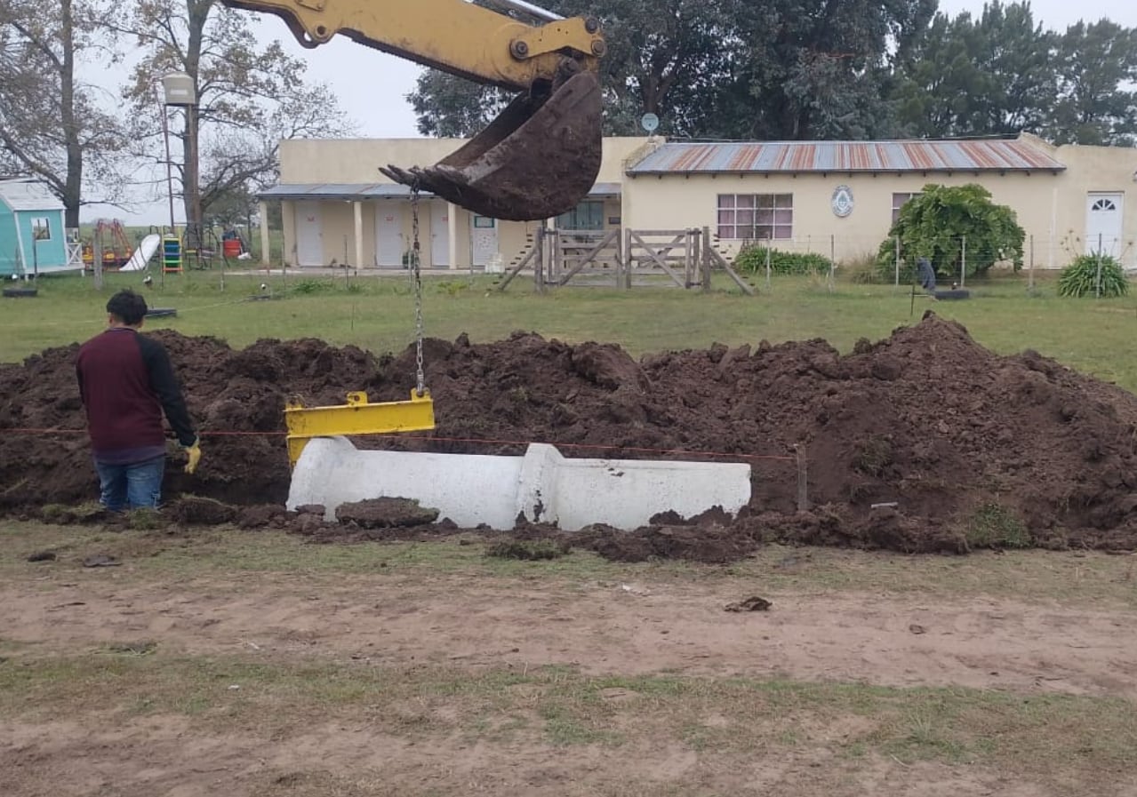 Una de las alcantarillas colocadas en el acceso a una escuela rural