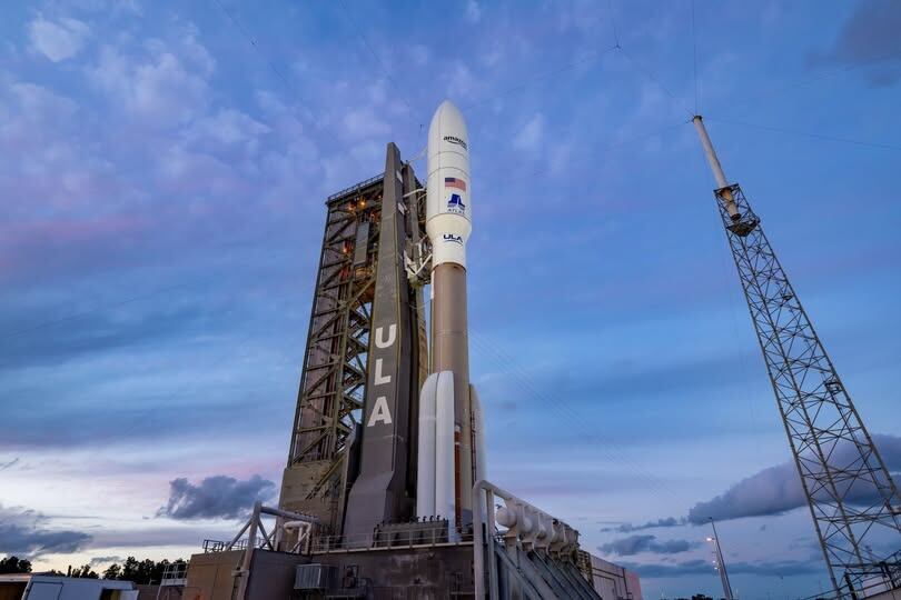 Un cohete Atlas V 551, configurado con cinco propulsores sólidos laterales y un carenado de carga útil de longitud media, lanzará al espacio los próximos satélites Amazon Leo