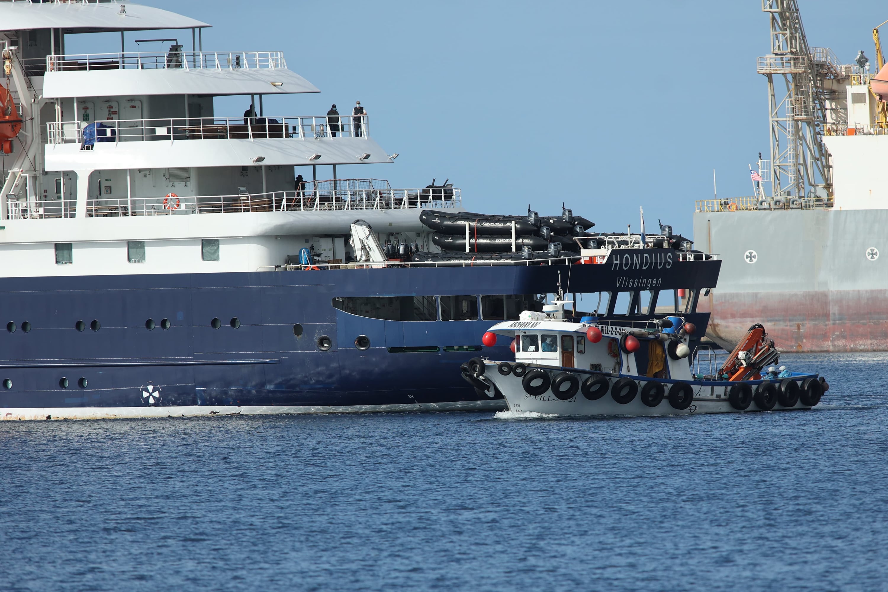 El crucero junto a uno de los buques de evacuación
