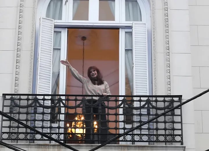 El kirchnerismo agita la esquina del departamento de Cristina Kirchner, a días de cumplirse un año de su condena y prisión domiciliaria