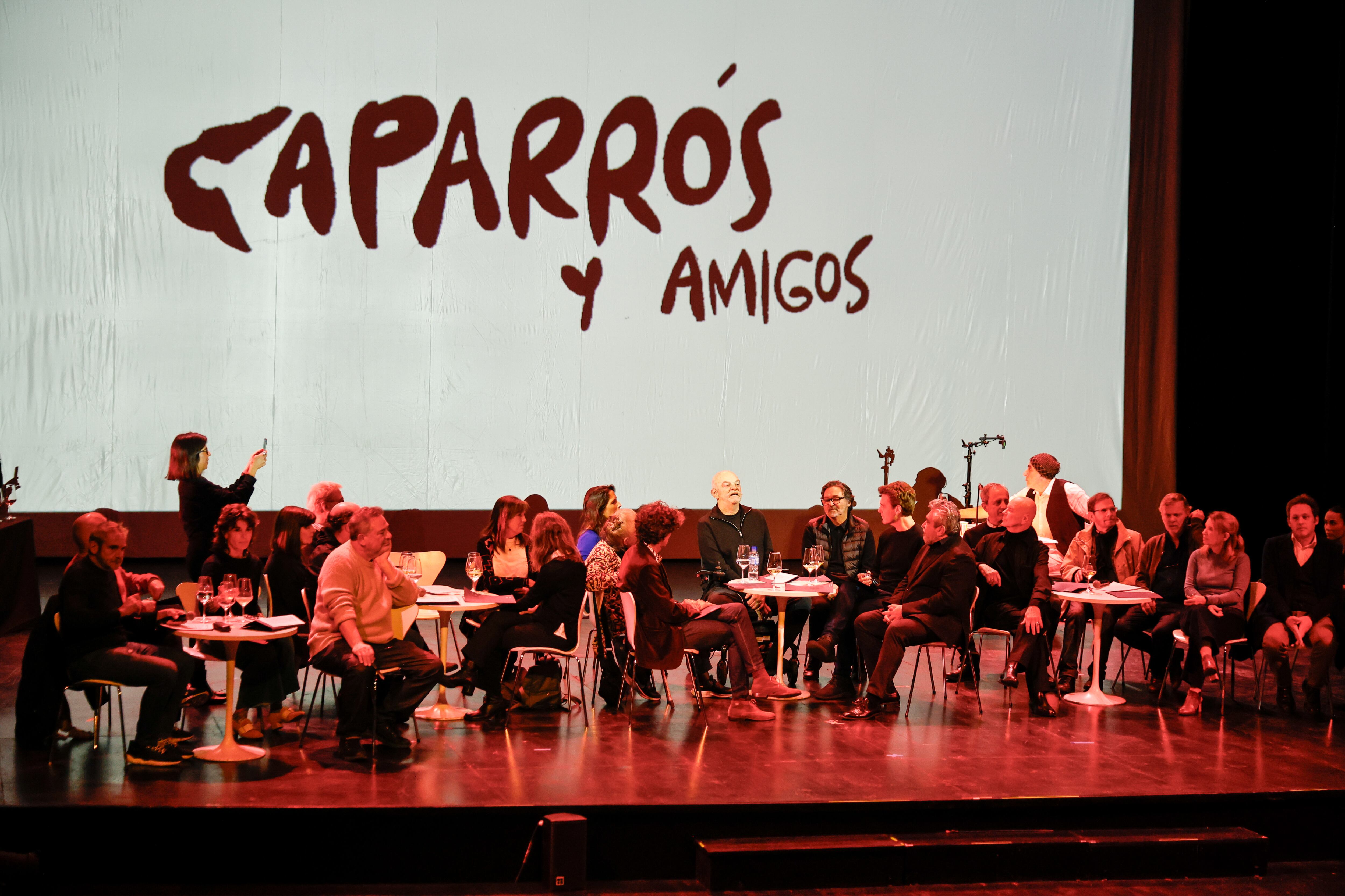 Amigos y colegas del escritor y periodista Martín Caparrós le realizan un homenaje leyendo fragmentos de su último libro en el teatro Alvear