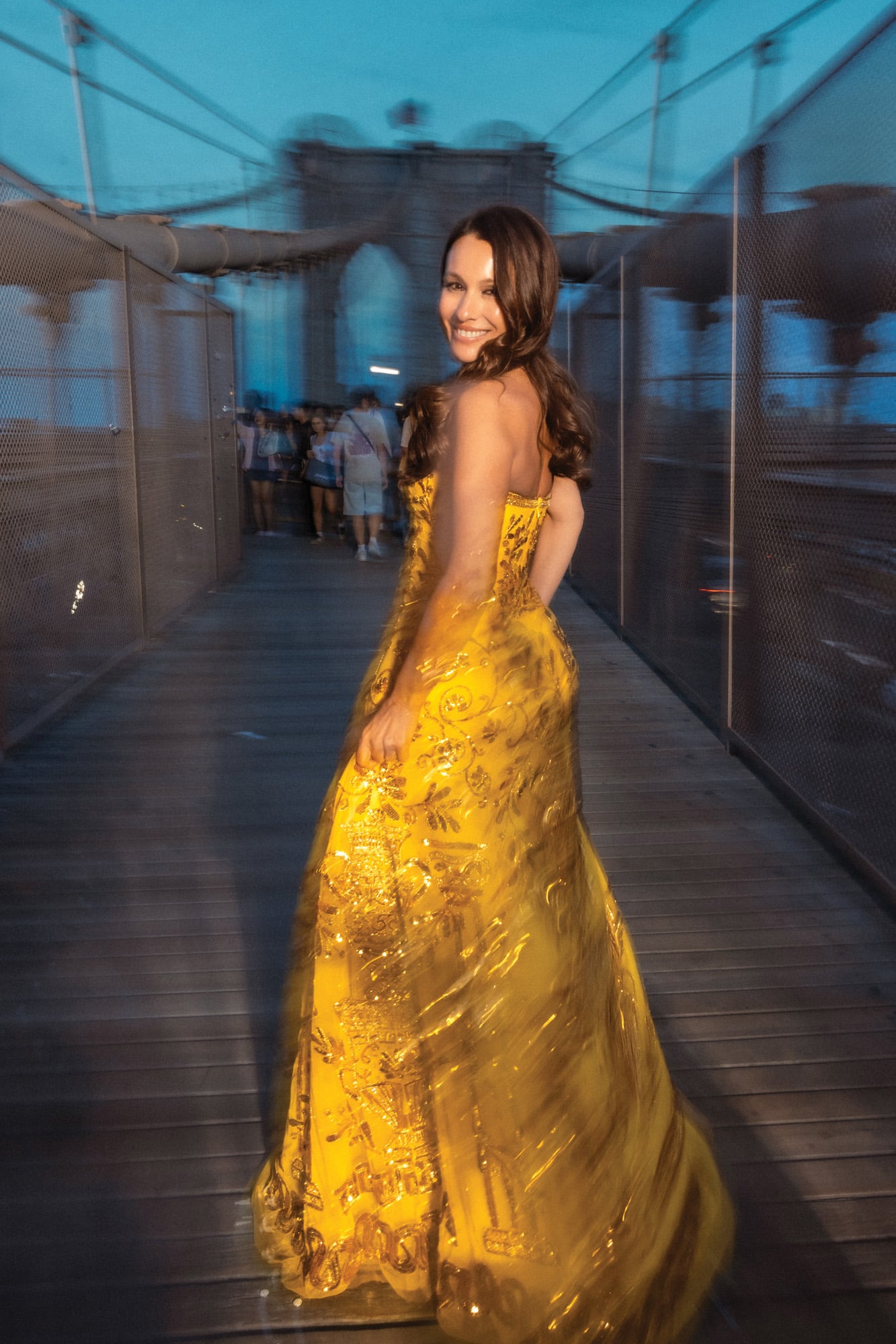 Divina posando en el Puente de Brooklyn con un diseño de alta costura de Carolina Herrera. “Es una diseñadora que admiro desde siempre: su marca jamás perdió su esencia y supo mantenerse en ese lugar perfecto de femineidad, color y elegancia”
