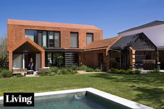 Frente de ladrillo, techos inclinados, forma de “casita”... y absoluta originalidad