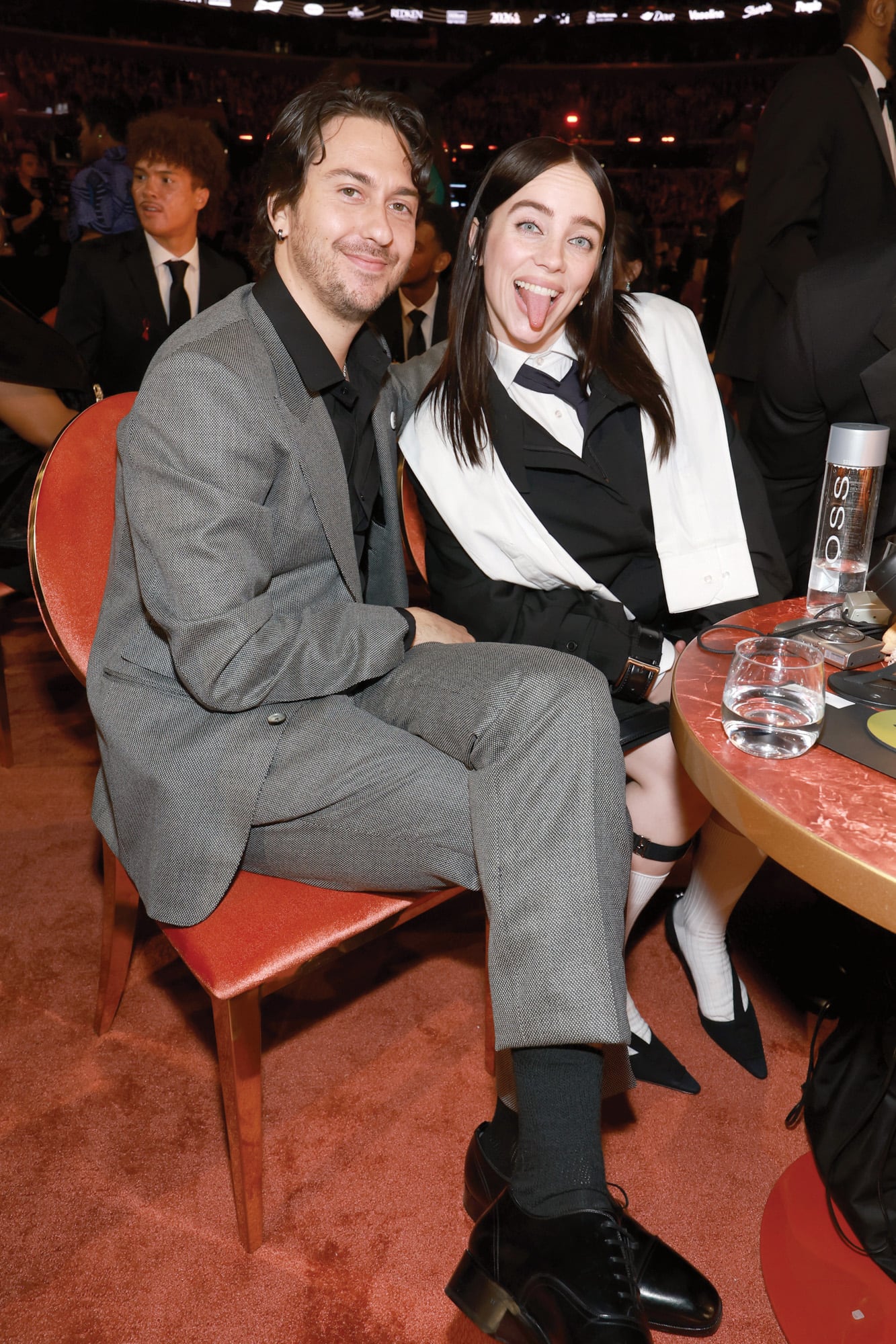 Billie Eilish y Nat Wolff no caminaron juntos por la red carpet, pero durante la gala se mostraron muy cómplices y él celebró con emoción la victoria (ganó Canción del Año) de la artista