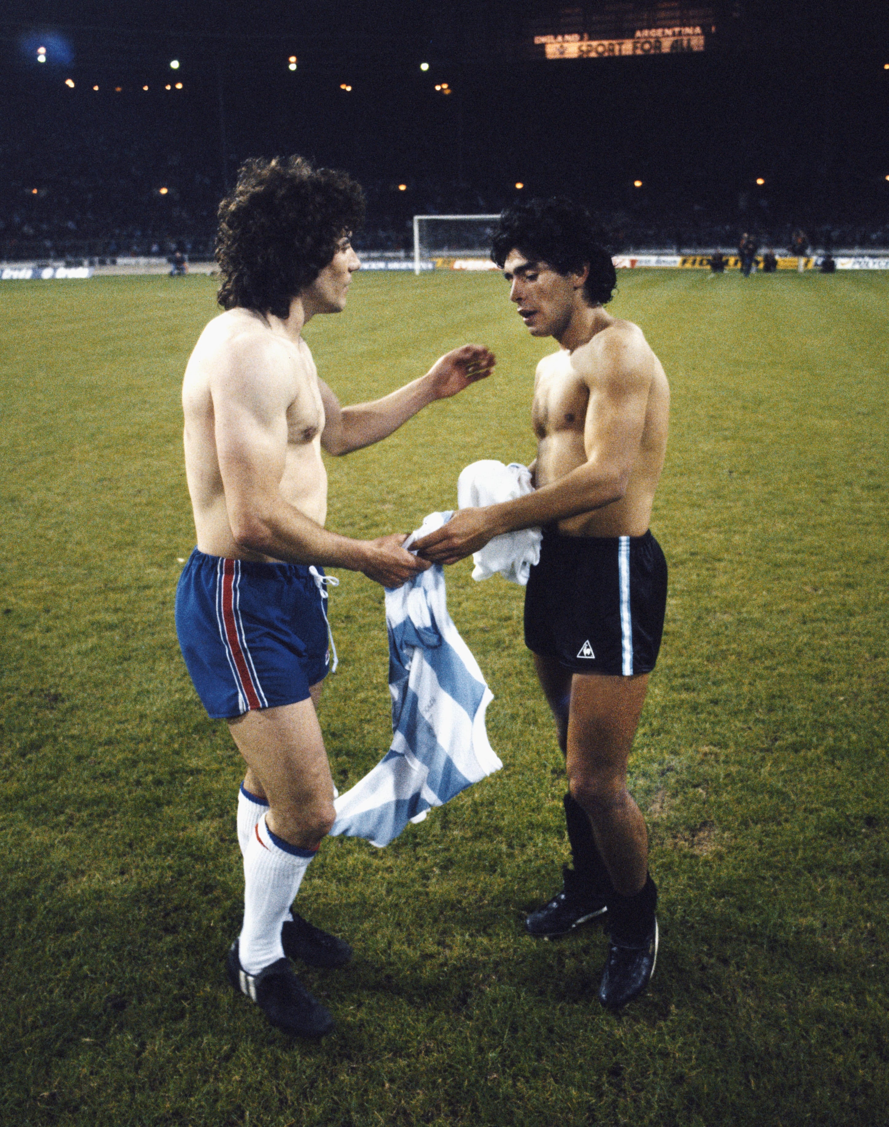 Keegan cambia su camiseta con Diego Maradona, tras un amistoso entre Argentina e Inglaterra en Wembley, en 1980