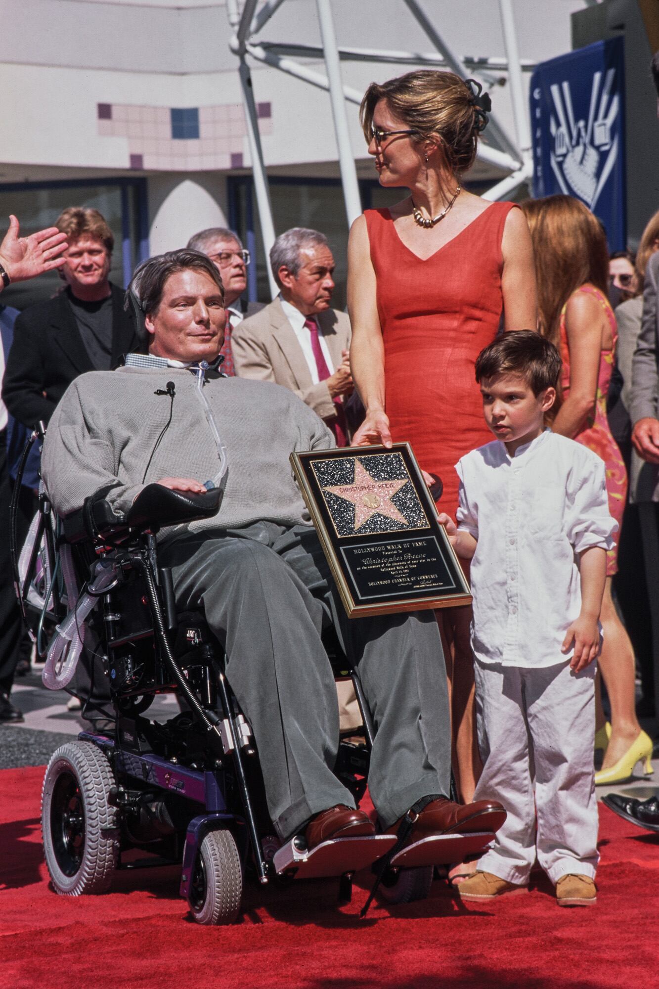 Christopher Reeve, acompañado por su mujer Dana Reeve y el pequeño Will, en la ceremonia de entrega de su estrella en el Paseo de la Fama de Hollywood, en abril de 1997, dos años después del accidente ecuestre que lo dejó cuadripléjico
