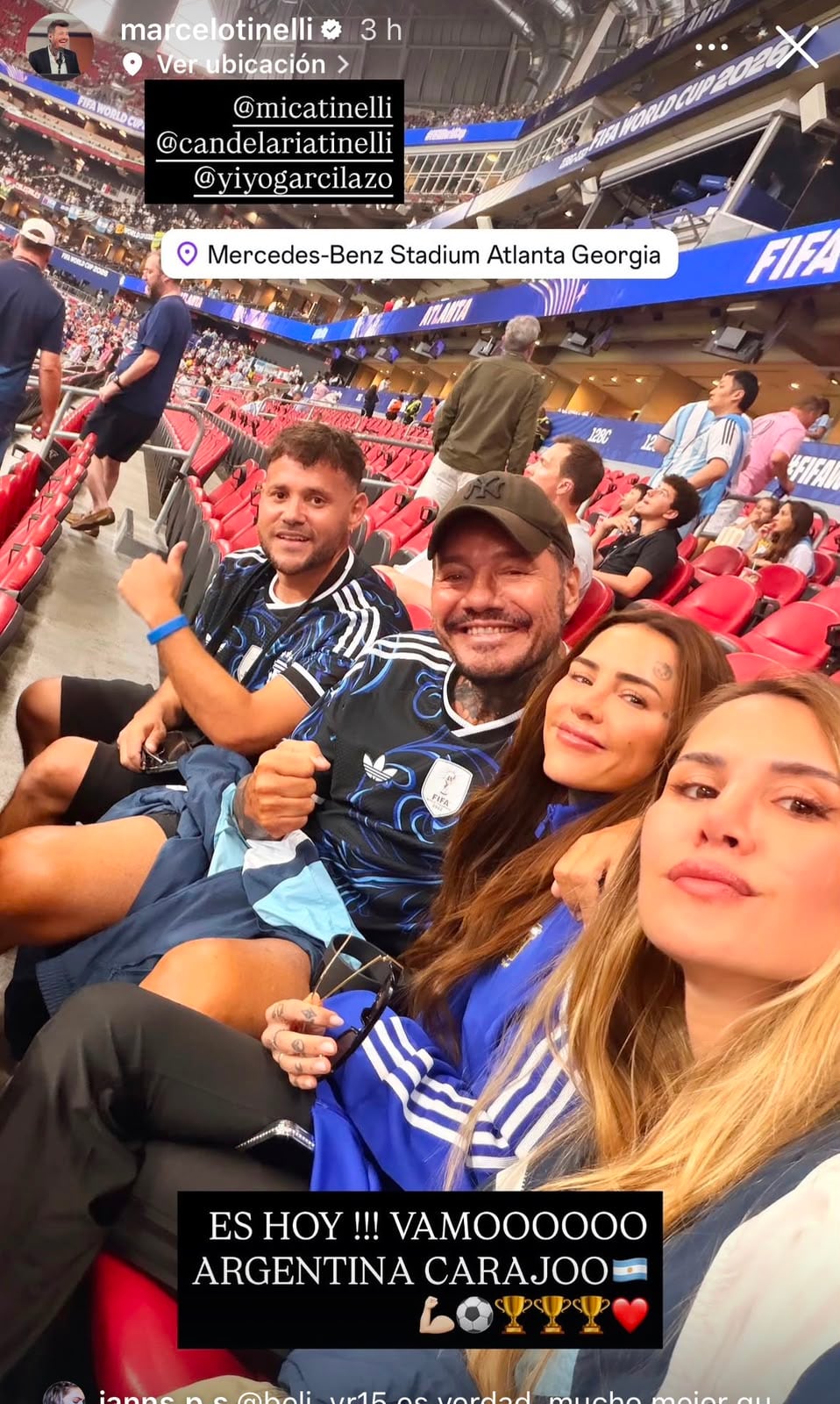 ¡A pura sonrisa! Marcelo Tinelli junto a sus dos hijas mayores, Cande y Mica, desde la tribuna del Mercedes-Benz Stadium