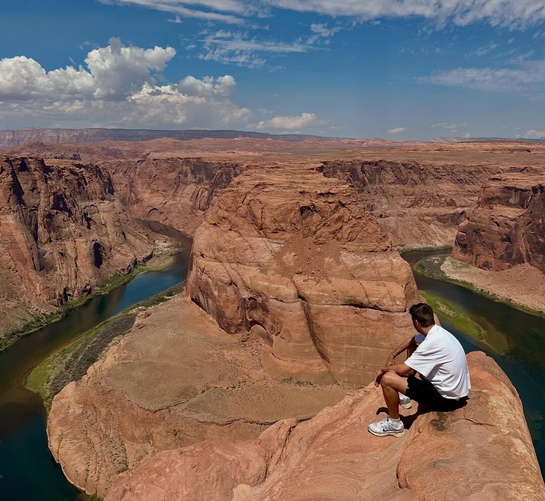 Gerard Piqué presume en redes sociales su visita a Arizona, en el mirador de Horseshoe Bend. Foto: Instagram / @3gerardpique