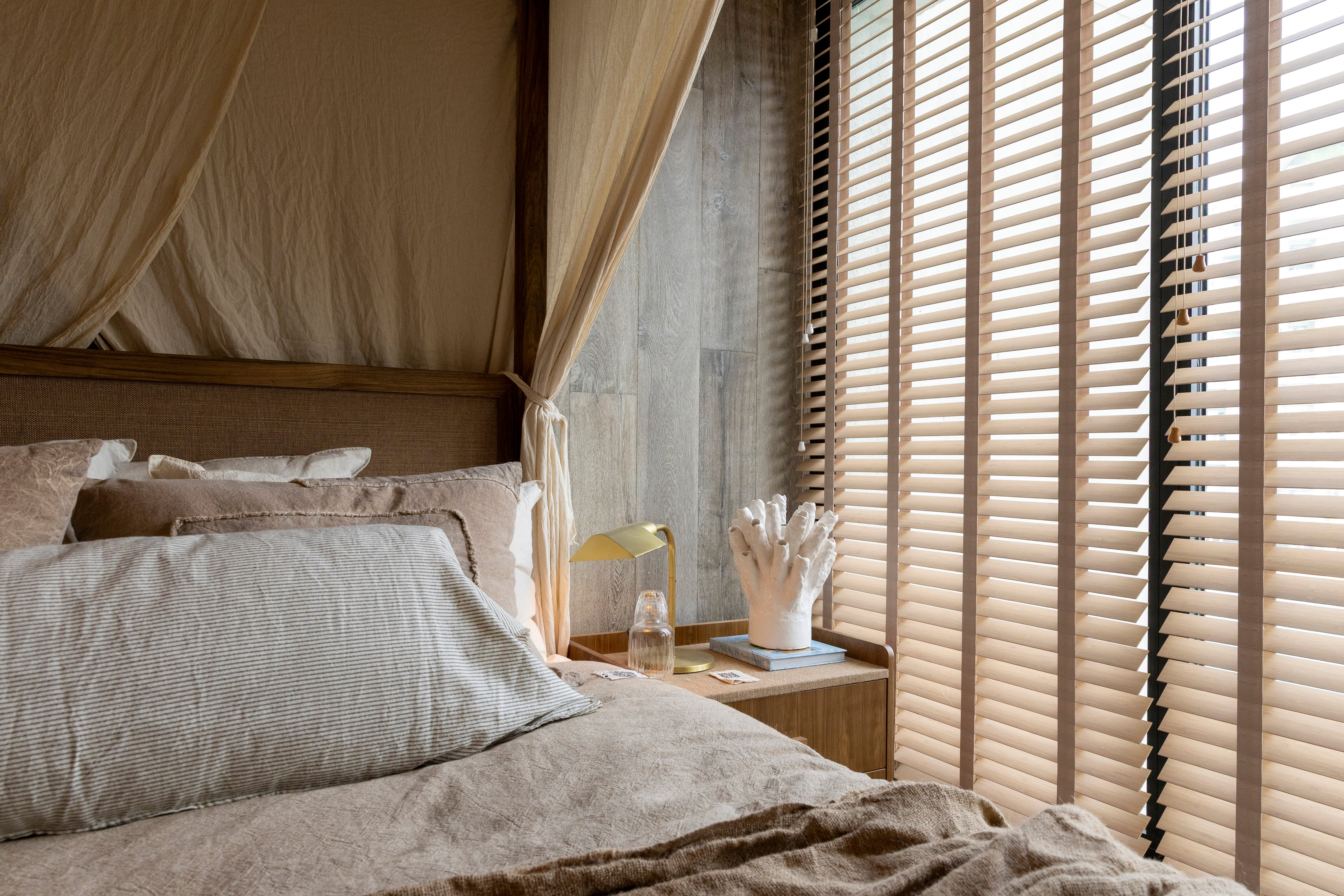 Las cortinas de madera aportan calidez al ambiente todo engamado en marrones