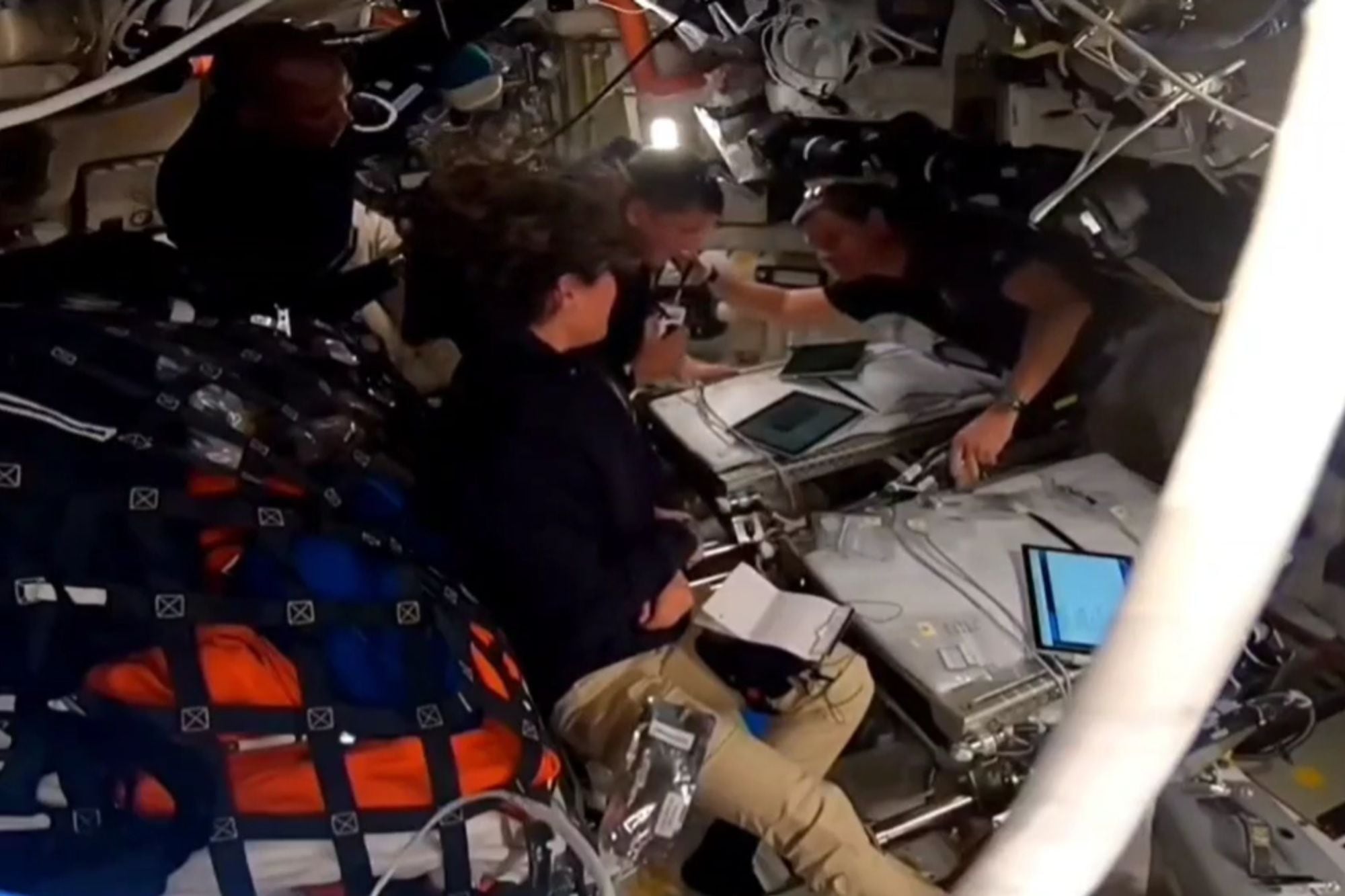 Un momento que marcó la misión Artemis II: el homenaje que terminó en un abrazo grupal (Captura: NASA)