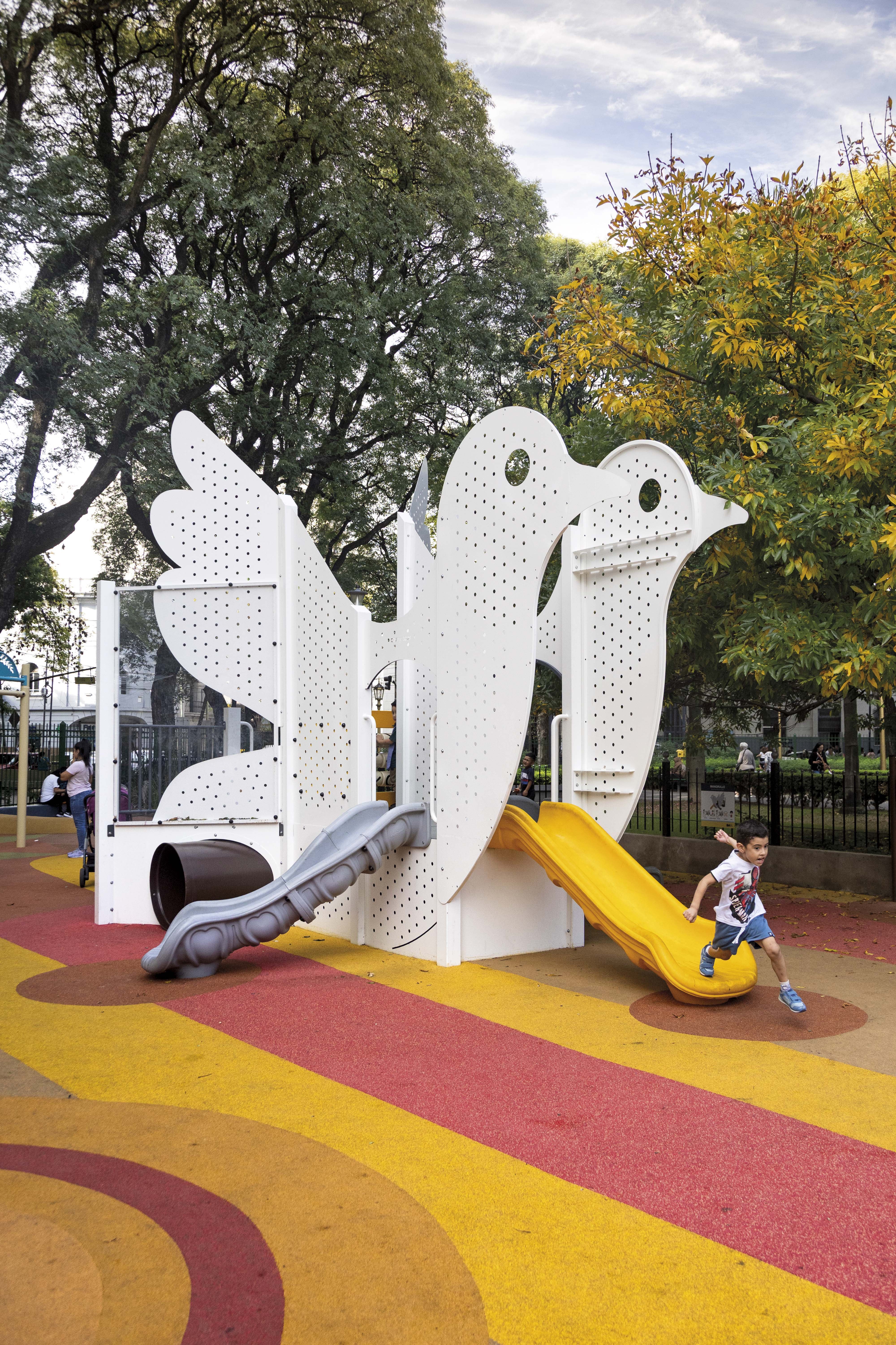Juegos en la Plaza Flores