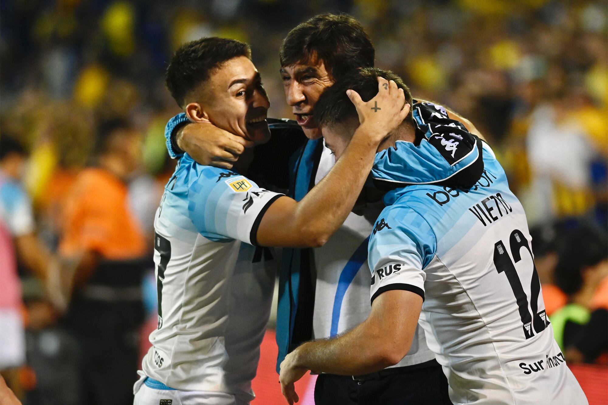 El abrazo de Gustavo Costas a Santiago Solari y Luciano Vietto tras el 1-0 de Racing ante Rosario Central, anotado por este último