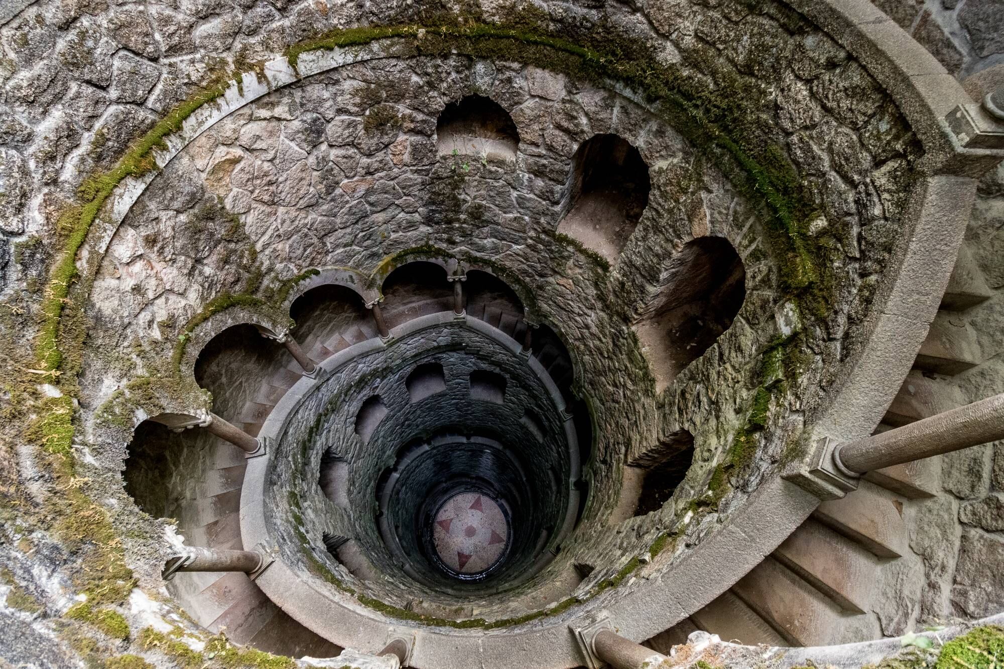 La torre invertida parece hundirse en la tierra.