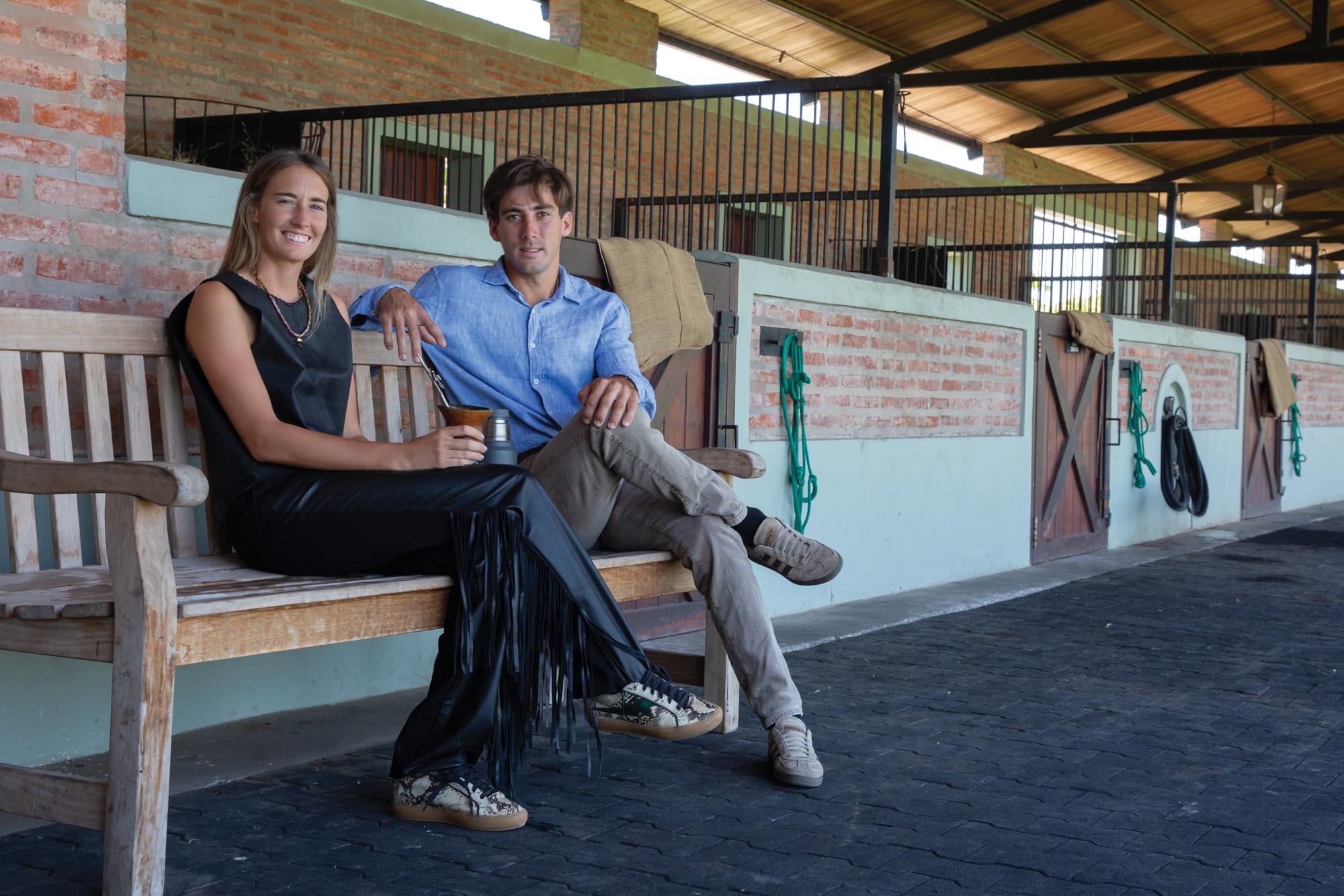 Ronda de mates en las caballerizas de La Hache, el club de Hilario Ulloa, hermano de Toly. El año que viene los hermanos compartirán equipo para la Triple Corona. “Pasé toda mi vida soñando con jugar con él. Es como tocar el cielo con las manos”, dice Toly. Este año, él jugó el Abierto para La Hache Cría y Polo