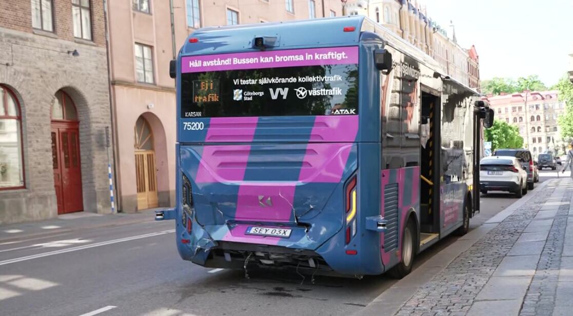 Un colectivo autónomo chocó con un tranvía en su debut con pasajeros abordo en Suecia