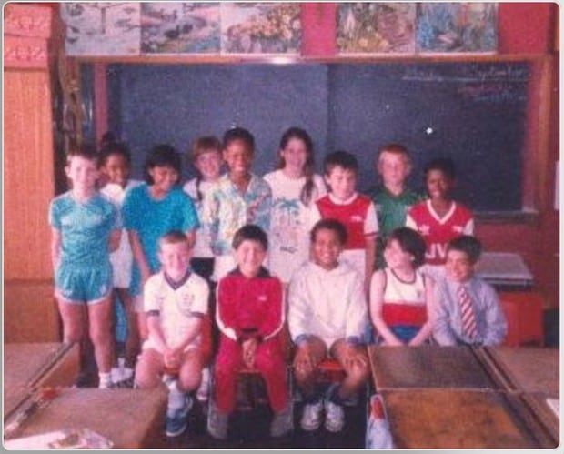 Lavinia y Michelle (fila de atrás, segunda y quinta desde la izquierda) en la escuela primaria en Londres