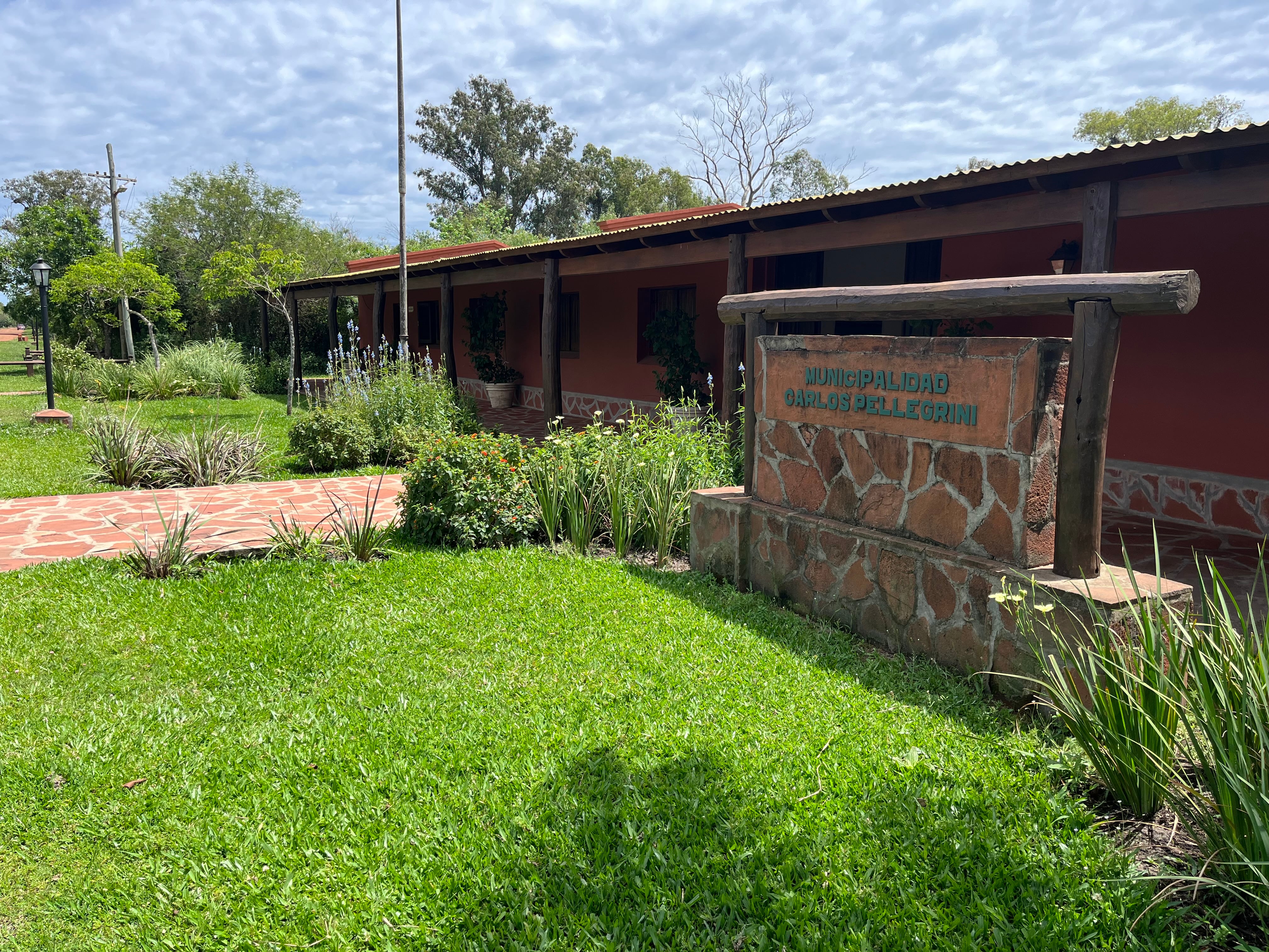 En la casa municipal se plantaron Lantanas rojas y Salvias celestes representando los colores políticos correntinos.