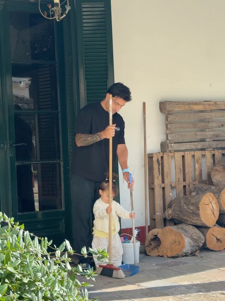 Martínez ayudó a su hija a barrer con la escoba y la escena se viralizó (Foto: Instagram @lopezbenitezmuri)