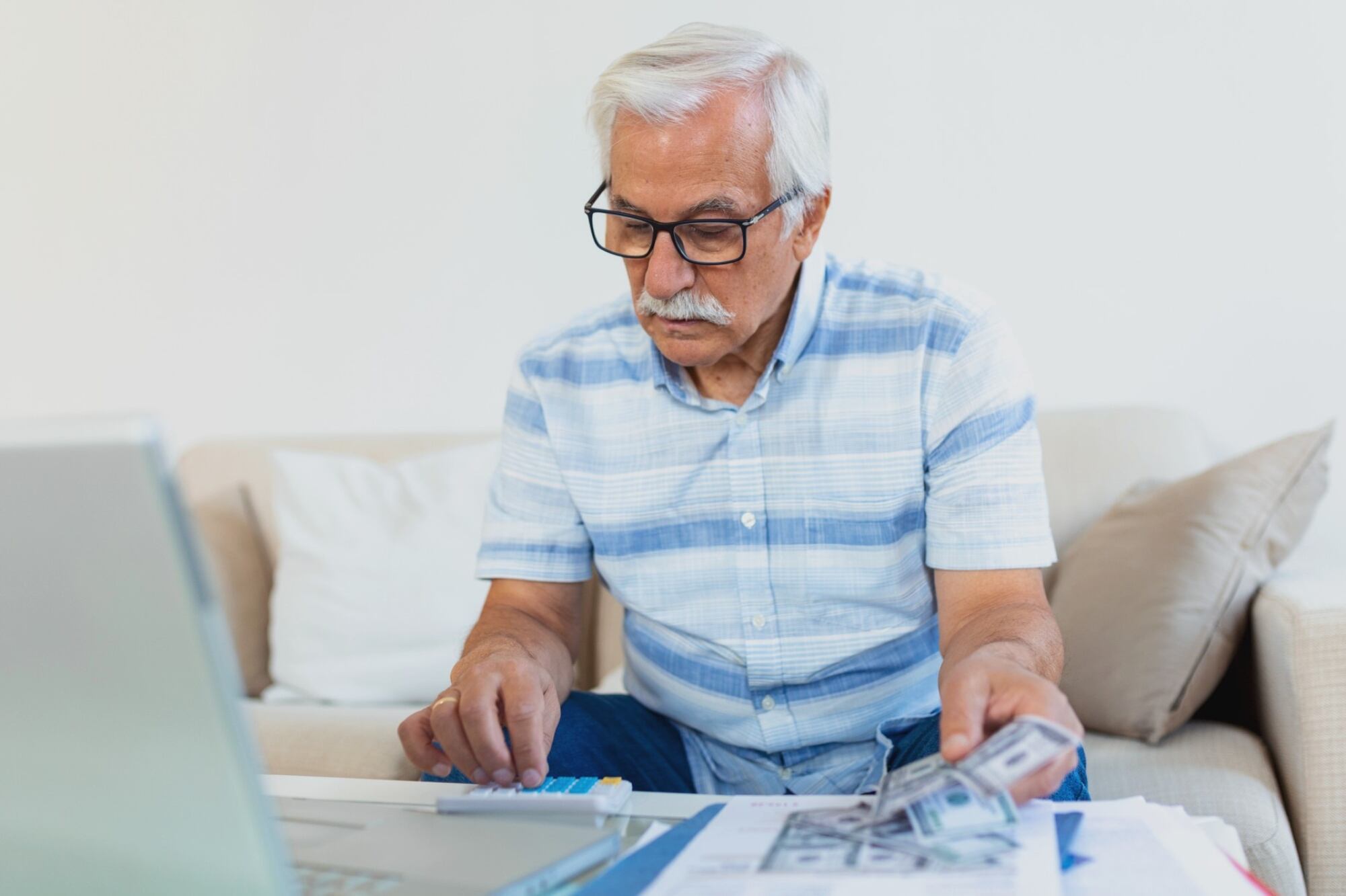 Expertos advierten que solicitar el Seguro Social anticipadamente reduce el beneficio mensual de una persona
