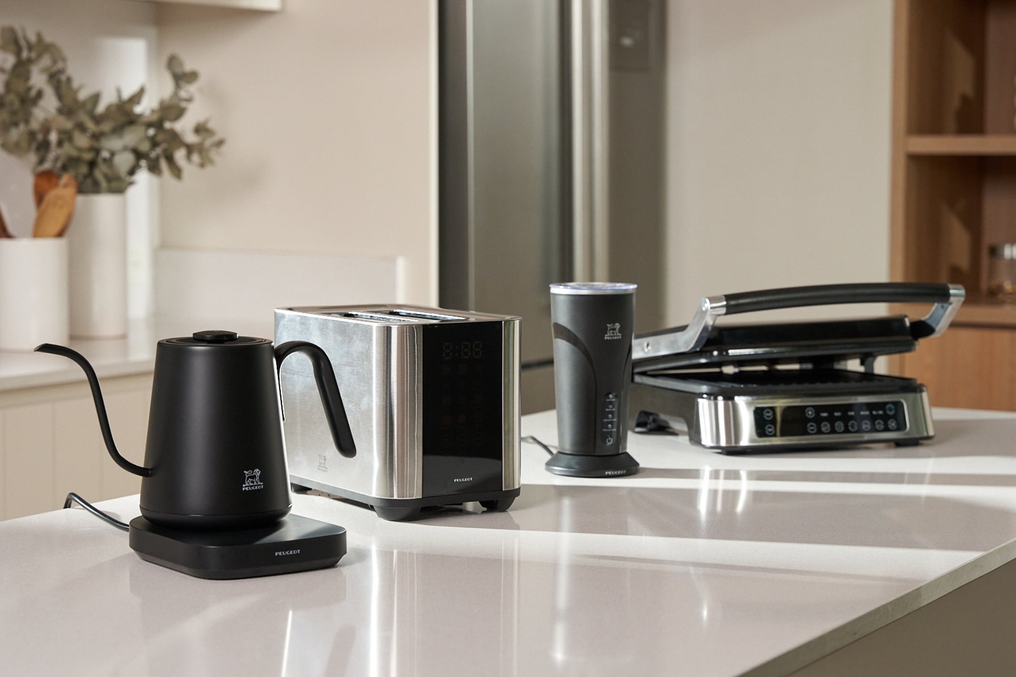 Algunos electrodomésticos, como la aspiradora, la plancha, la tostadora o la cafetera, consumen poca energía porque se usan por poco tiempo o requieren menos potencia