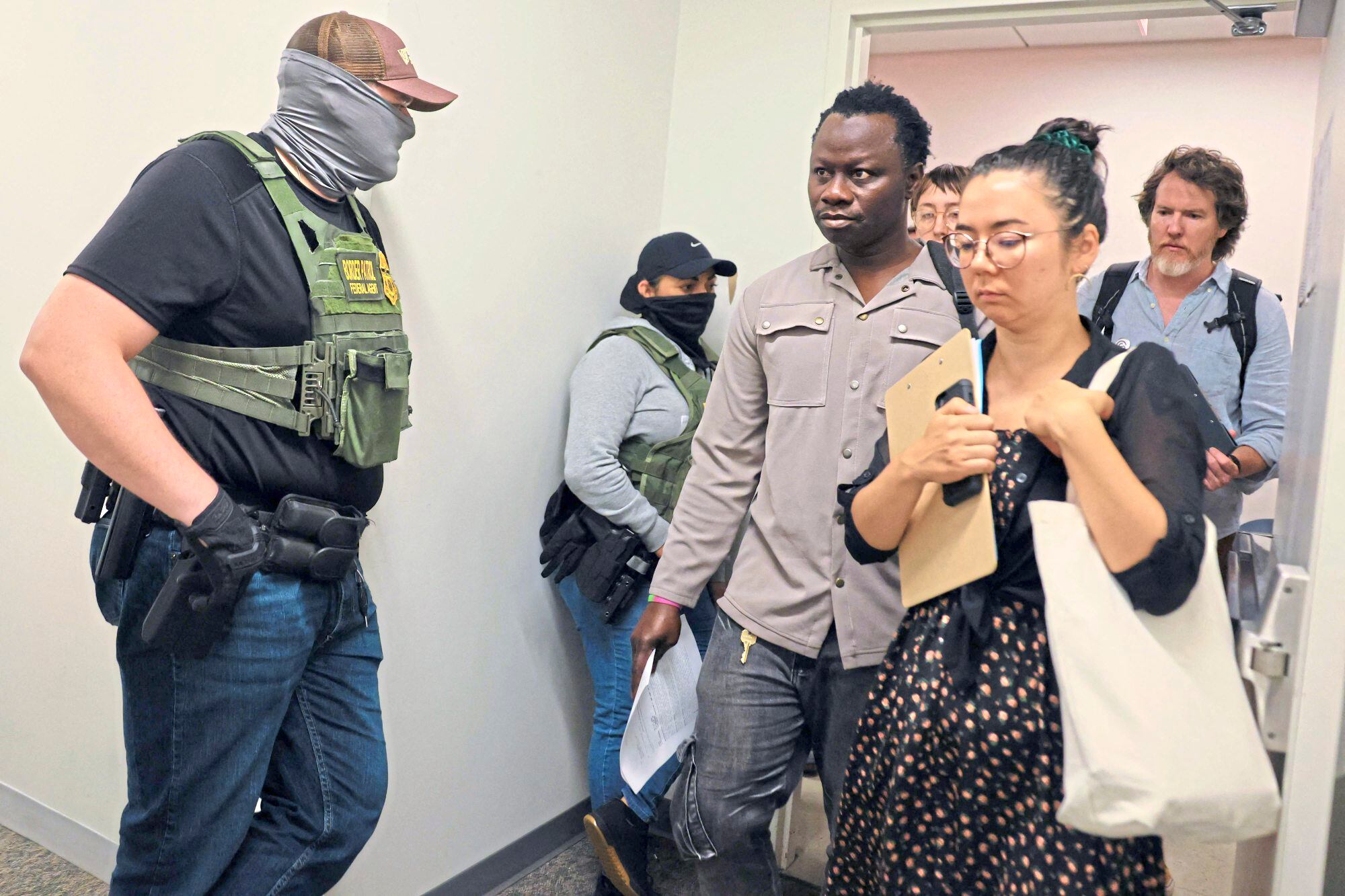 La nueva directiva establece que individuos que cruzaron la frontera de manera irregular permanecerán bajo custodia federal durante la totalidad de sus procedimientos de deportación