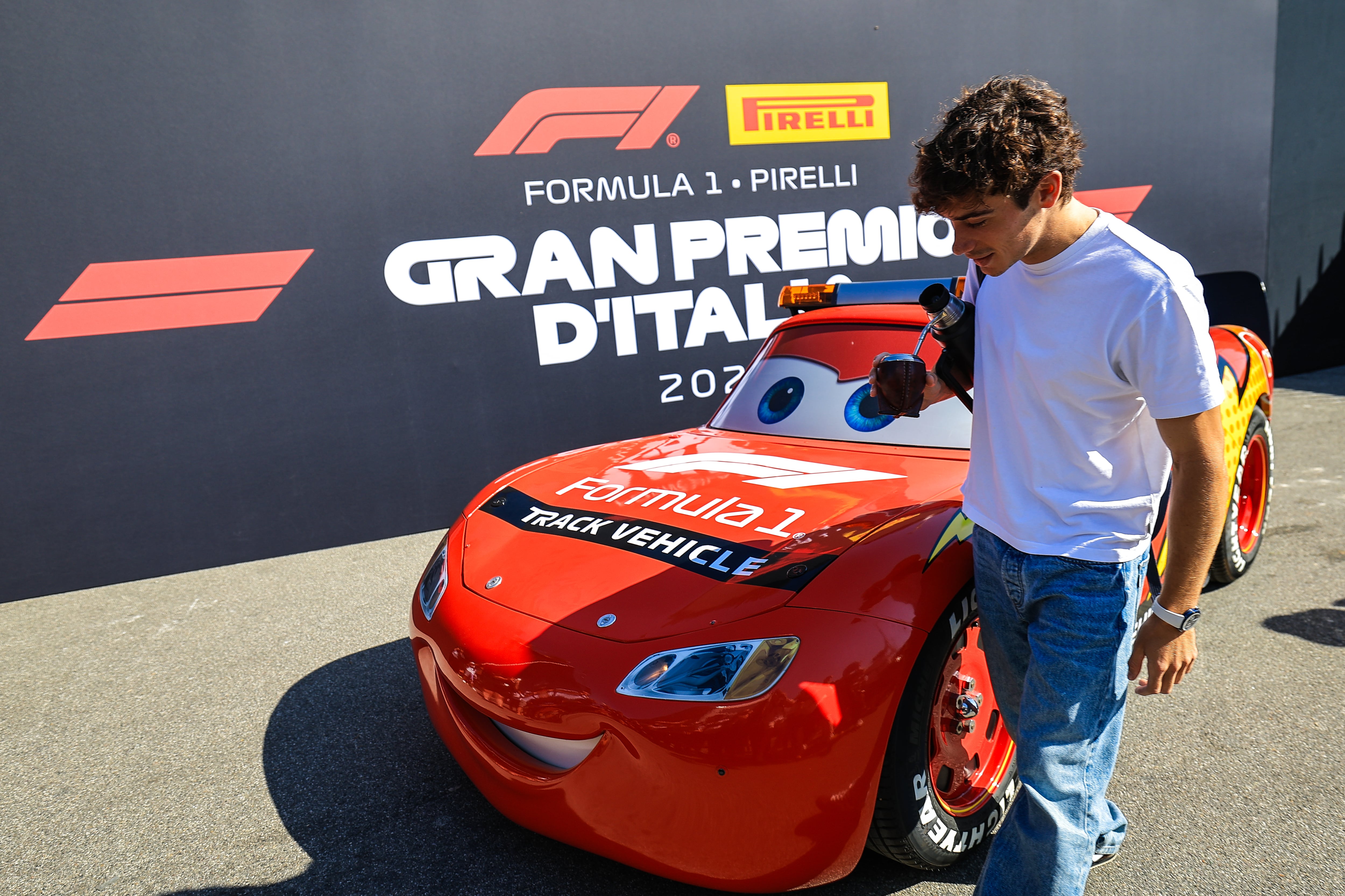 Franco Colapinto llegó al autódromo de Monza con su termo y el mate, en medio de las promociones de la carrera del domingo